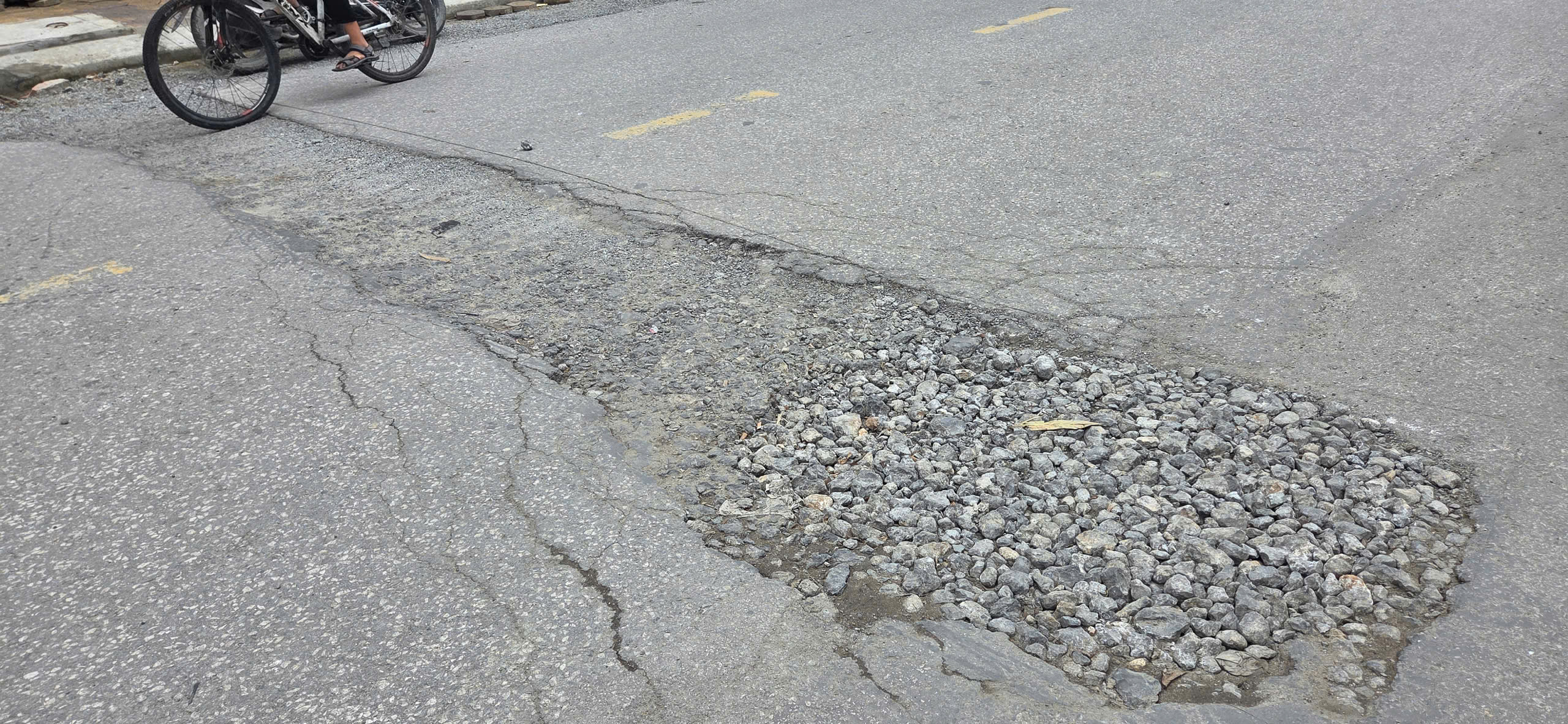 Nghệ An: Đường Nguyễn Đức Cảnh "đào lên - lấp xuống", nhếch nhác giữa trung tâm TP Vinh- Ảnh 3. Nghệ An: Đường Nguyễn Đức Cảnh "đào lên - lấp xuống", nhếch nhác giữa trung tâm TP Vinh- Ảnh 3.