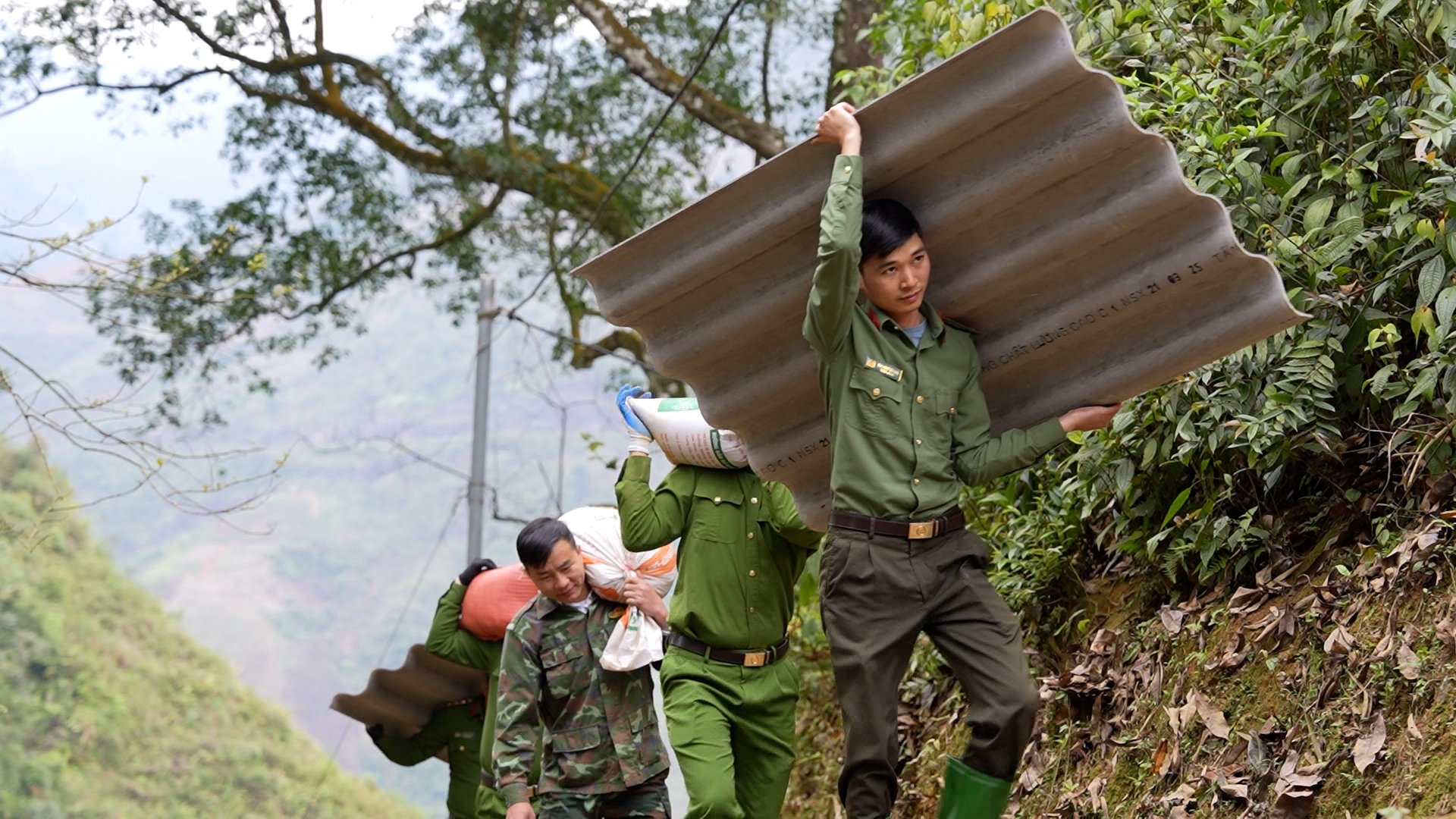 Chuyện "cõng nhà" lên núi ở Yên Bái- Ảnh 1. Chuyện "cõng nhà" lên núi ở Yên Bái- Ảnh 1.