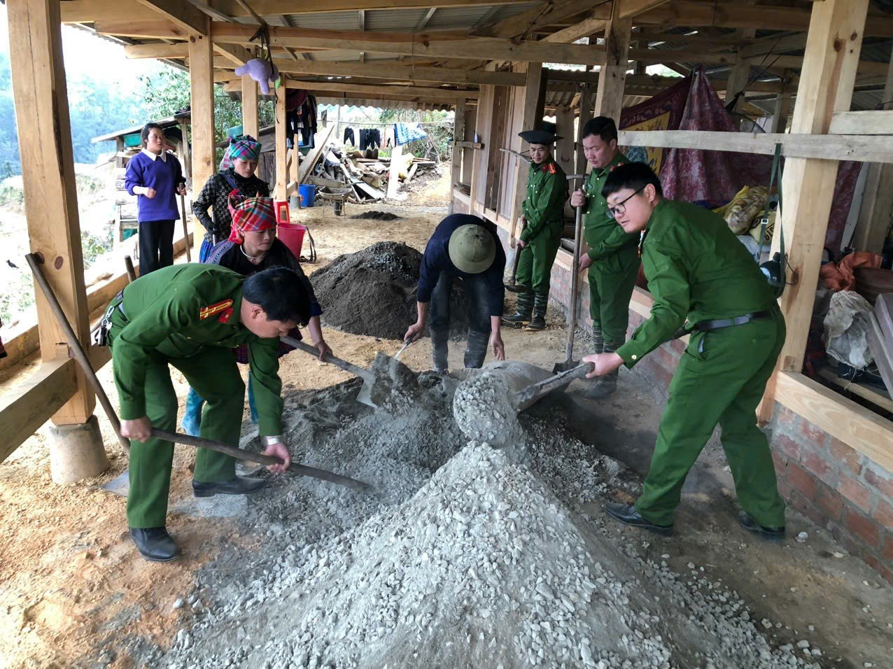 Chuyện "cõng nhà" lên núi ở Yên Bái- Ảnh 2. Chuyện "cõng nhà" lên núi ở Yên Bái- Ảnh 2.