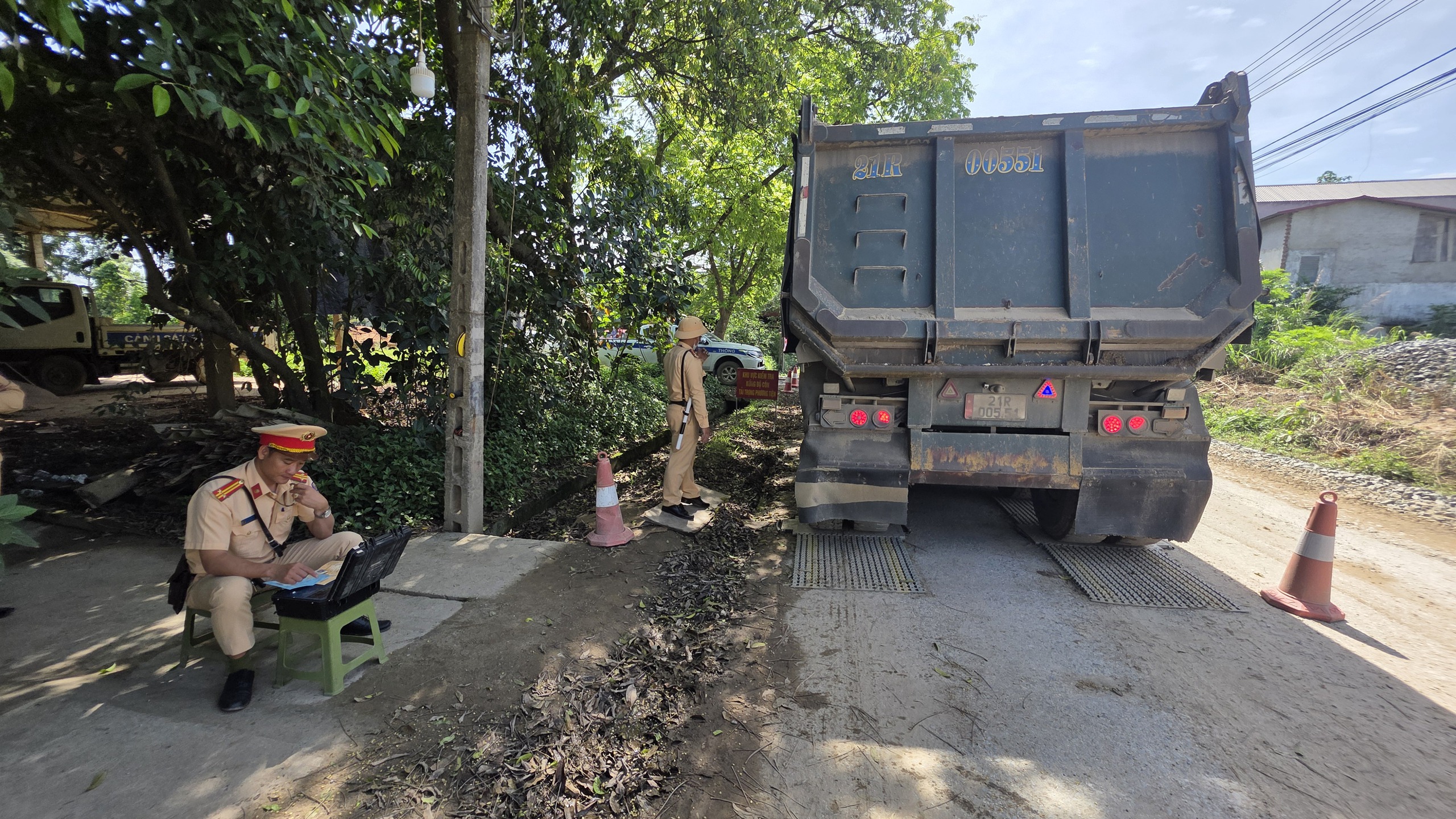 Dự án hơn 300 tỷ đồng ở Yên Bái: CSGT cân tải 24/24h để đảm bảo tiến độ- Ảnh 7. Dự án hơn 300 tỷ đồng ở Yên Bái: w88.vin.link cân tải 24/24h để đảm bảo tiến độ- Ảnh 7.