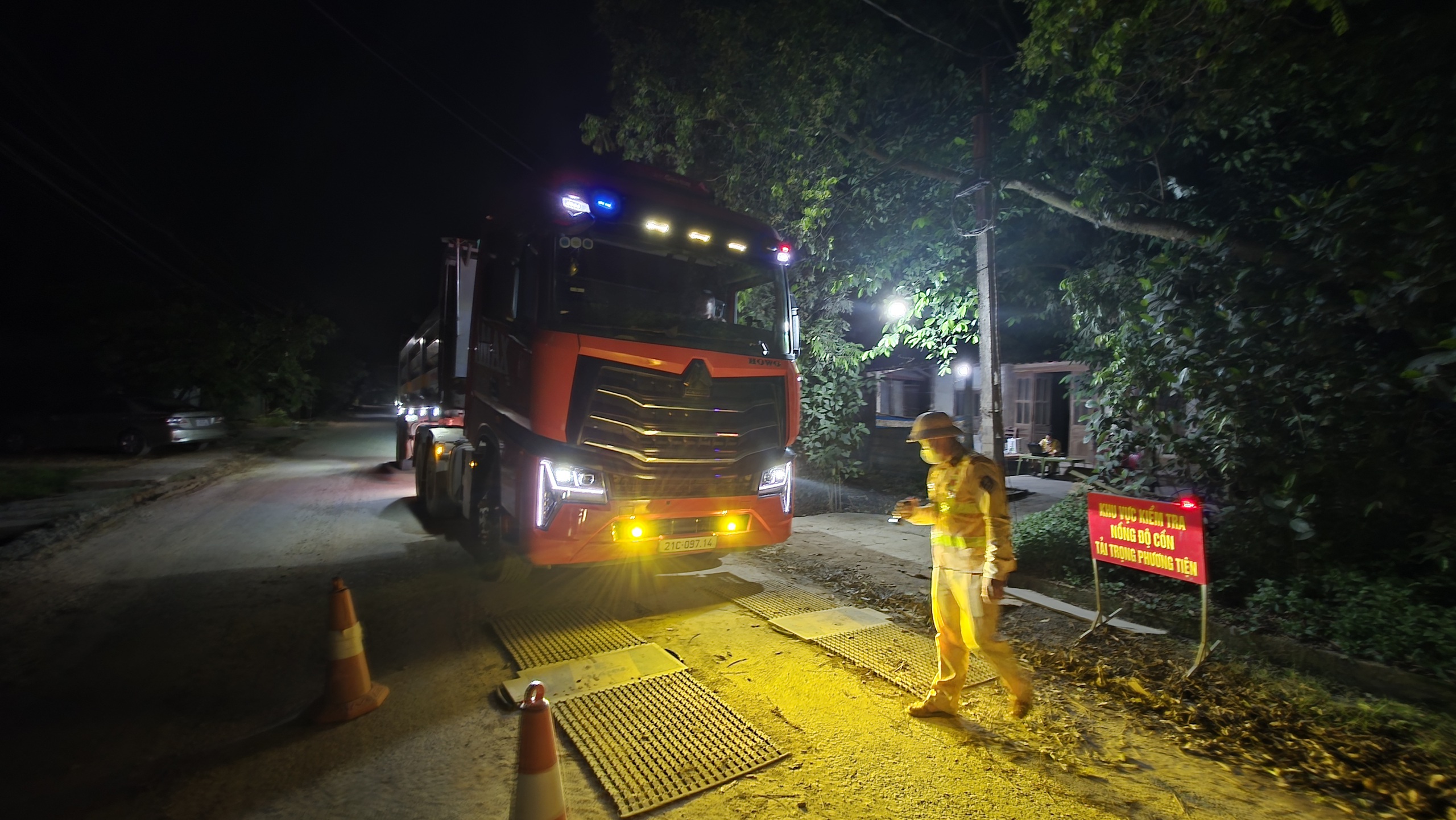 Dự án hơn 300 tỷ đồng ở Yên Bái: CSGT cân tải 24/24h để đảm bảo tiến độ- Ảnh 9. Dự án hơn 300 tỷ đồng ở Yên Bái: w88.vin.link cân tải 24/24h để đảm bảo tiến độ- Ảnh 9.