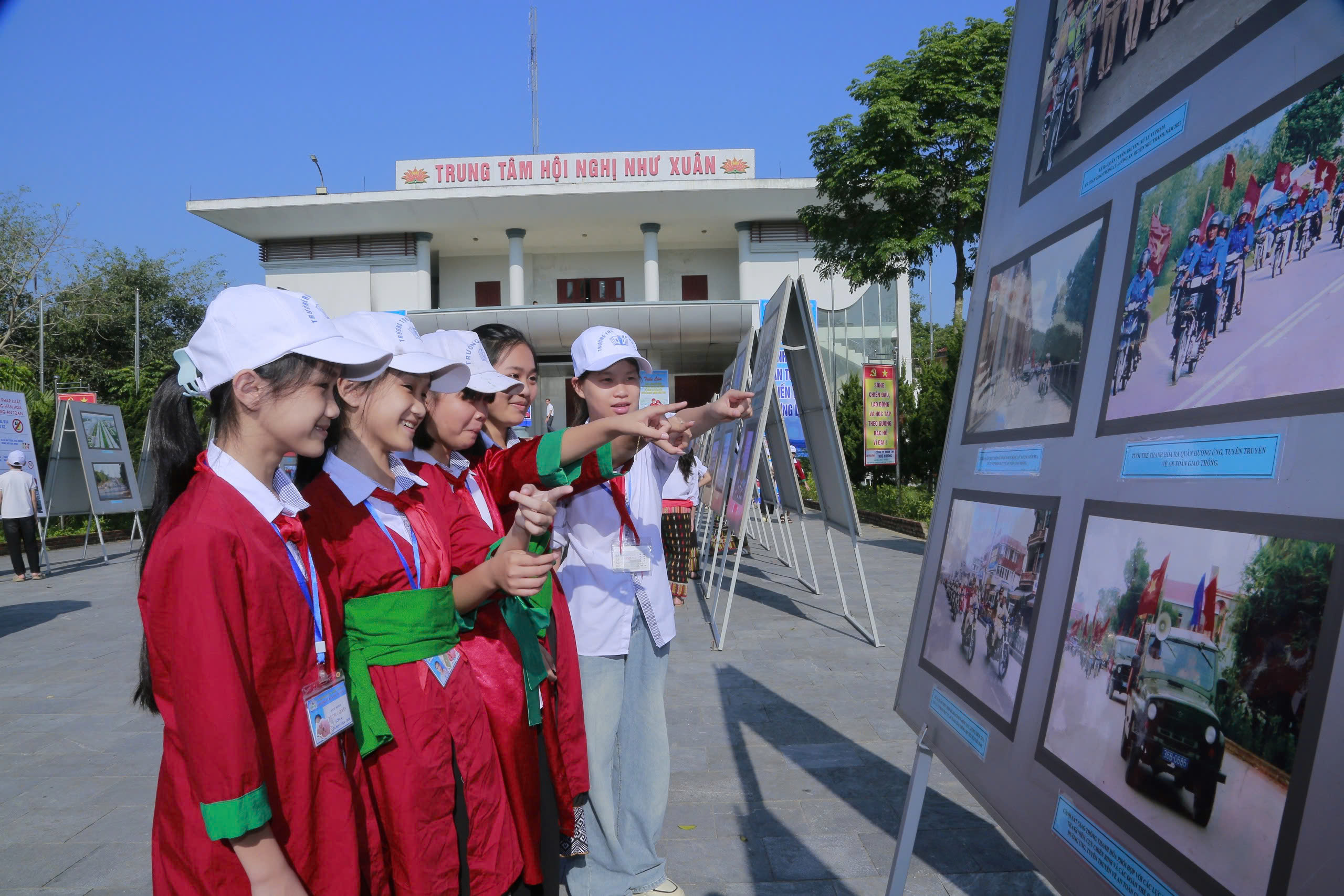 Triển lãm hình ảnh trực quan, kết nối cộng đồng vì an toàn giao thông- Ảnh 1. Triển lãm hình ảnh trực quan, kết nối cộng đồng vì an toàn giao thông- Ảnh 1.