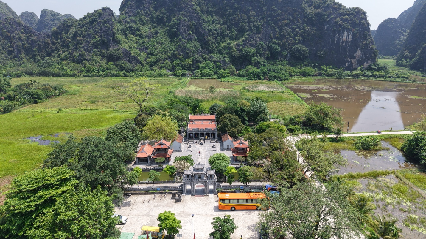 Đền Thái Vi - Kỳ quan kiến trúc đá và gỗ lim giữa Tràng An- Ảnh 1. Đền Thái Vi - Kỳ quan kiến trúc đá và gỗ lim giữa Tràng An- Ảnh 1.