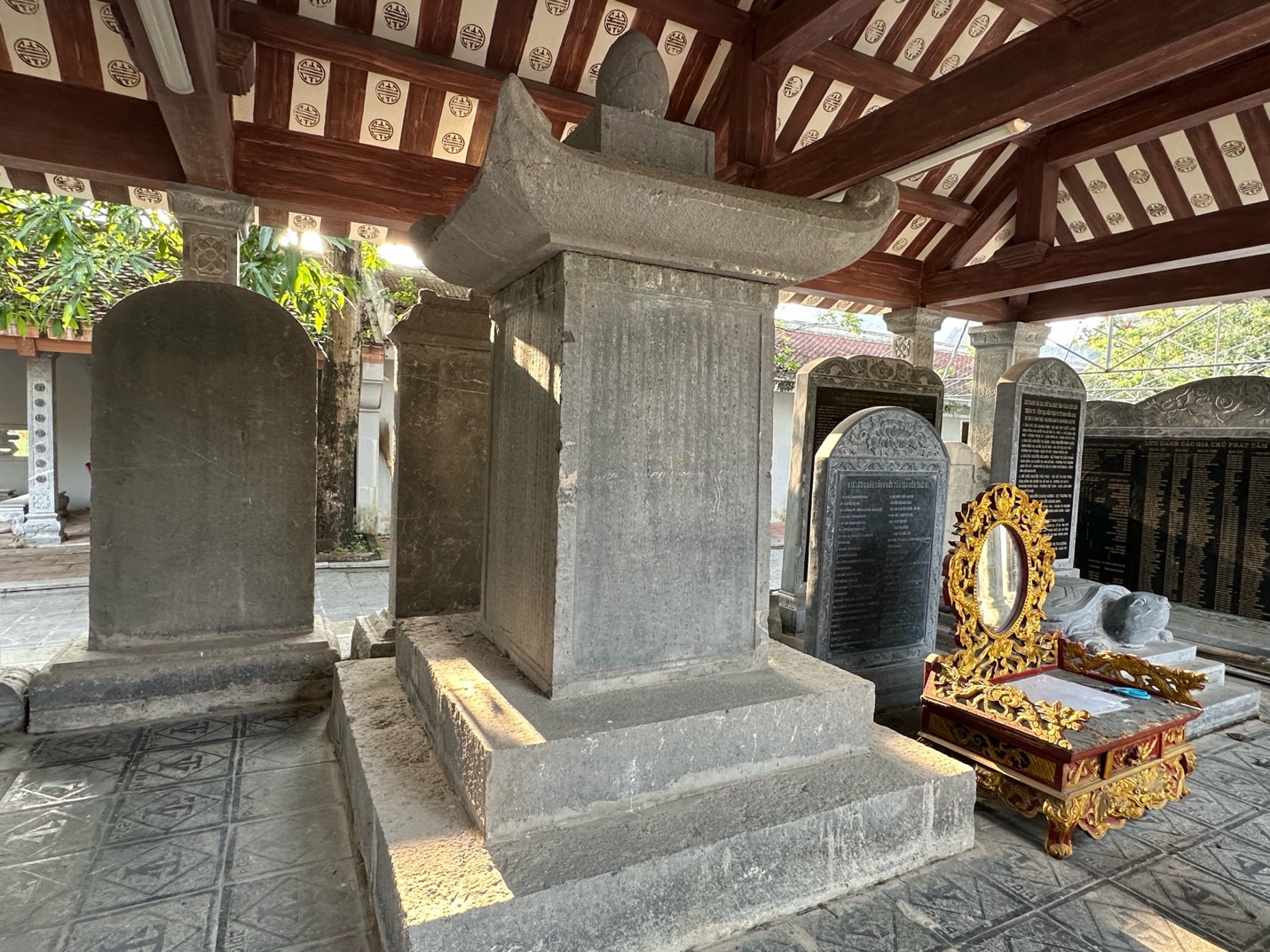 Đền Thái Vi - Kỳ quan kiến trúc đá và gỗ lim giữa Tràng An- Ảnh 9. Đền Thái Vi - Kỳ quan kiến trúc đá và gỗ lim giữa Tràng An- Ảnh 9.