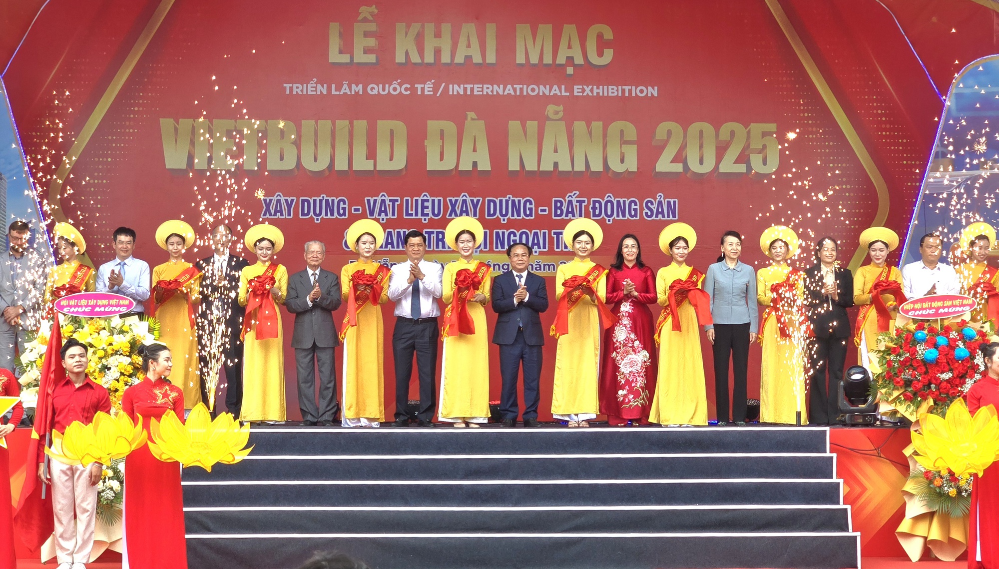 Thứ trưởng Bộ Xây dựng: Phấn đấu hoàn thành 100.000 căn nhà ở xã hội năm 2025- Ảnh 2. Thứ trưởng Bộ Xây dựng: Phấn đấu hoàn thành 100.000 căn nhà ở xã hội năm 2025- Ảnh 2.
