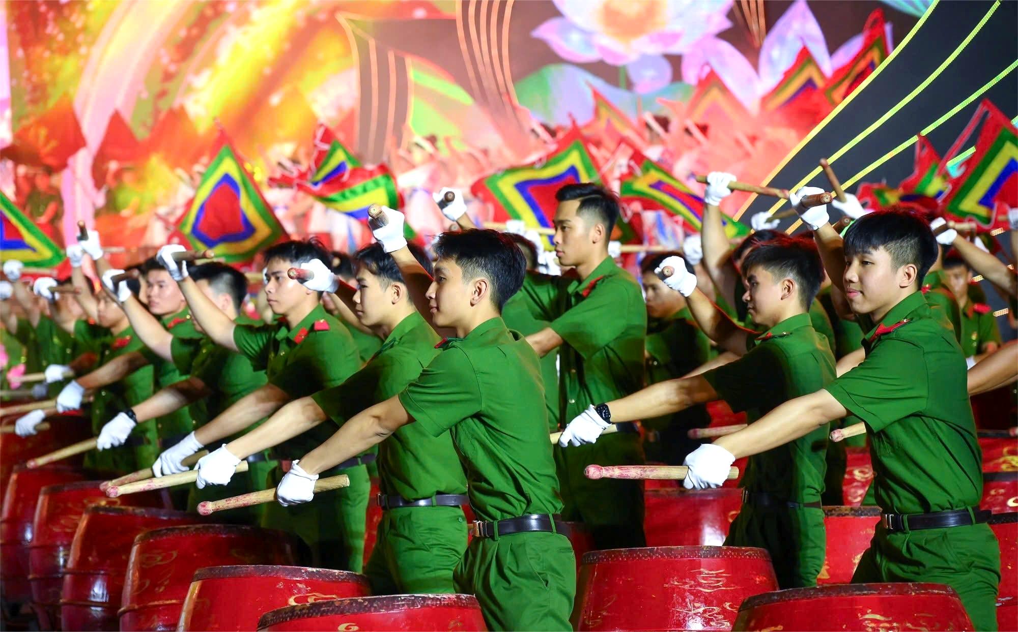 Khai mạc Lễ hội Làng Sen năm 2025 và khánh thành tượng đài “Bác Hồ về thăm quê”- Ảnh 5. Khai mạc Lễ hội Làng Sen năm 2025 và khánh thành tượng đài “Bác Hồ về thăm quê”- Ảnh 5.