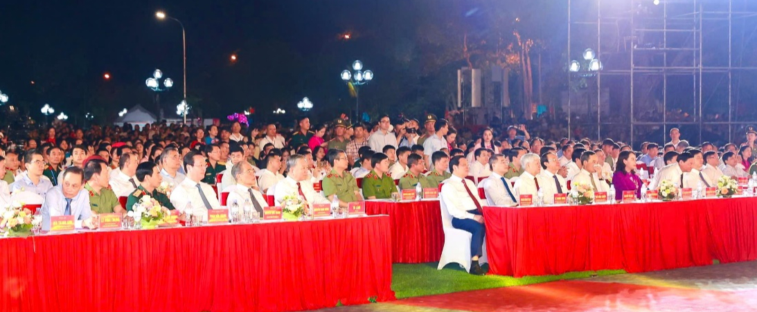 Khai mạc Lễ hội Làng Sen năm 2025 và khánh thành tượng đài “Bác Hồ về thăm quê”- Ảnh 1. Khai mạc Lễ hội Làng Sen năm 2025 và khánh thành tượng đài “Bác Hồ về thăm quê”- Ảnh 1.