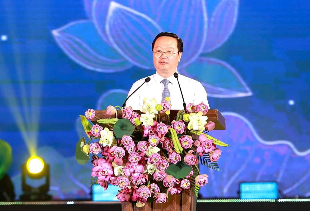 Khai mạc Lễ hội Làng Sen năm 2025 và khánh thành tượng đài “Bác Hồ về thăm quê”- Ảnh 2. Khai mạc Lễ hội Làng Sen năm 2025 và khánh thành tượng đài “Bác Hồ về thăm quê”- Ảnh 2.