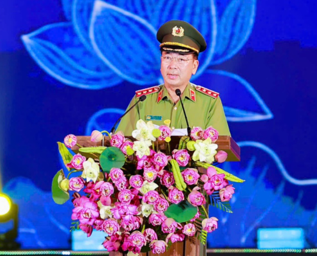 Khai mạc Lễ hội Làng Sen năm 2025 và khánh thành tượng đài “Bác Hồ về thăm quê”- Ảnh 4. Khai mạc Lễ hội Làng Sen năm 2025 và khánh thành tượng đài “Bác Hồ về thăm quê”- Ảnh 4.