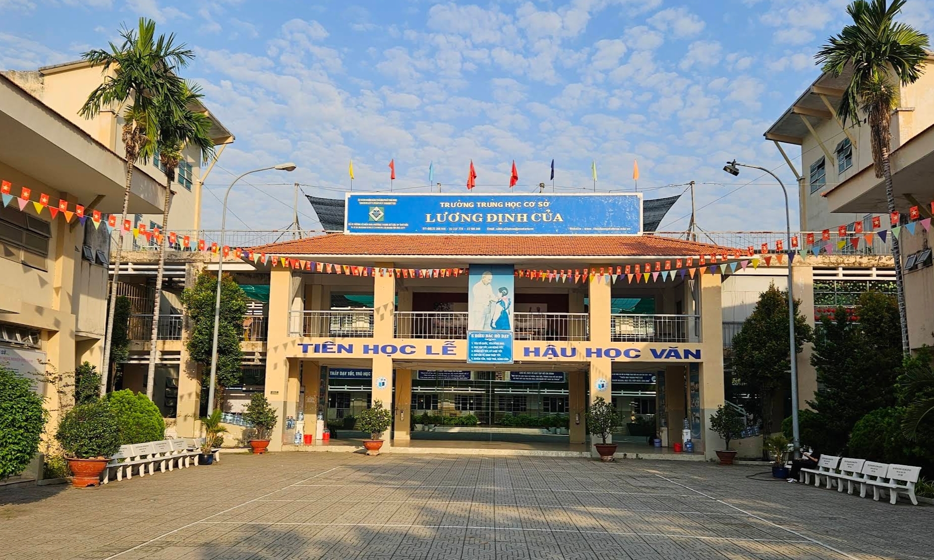Ngã từ trên lầu xuống sân trường, một học sinh lớp 7 đa chấn thương- Ảnh 1. Ngã từ trên lầu xuống sân trường, một học sinh lớp 7 đa chấn thương- Ảnh 1.