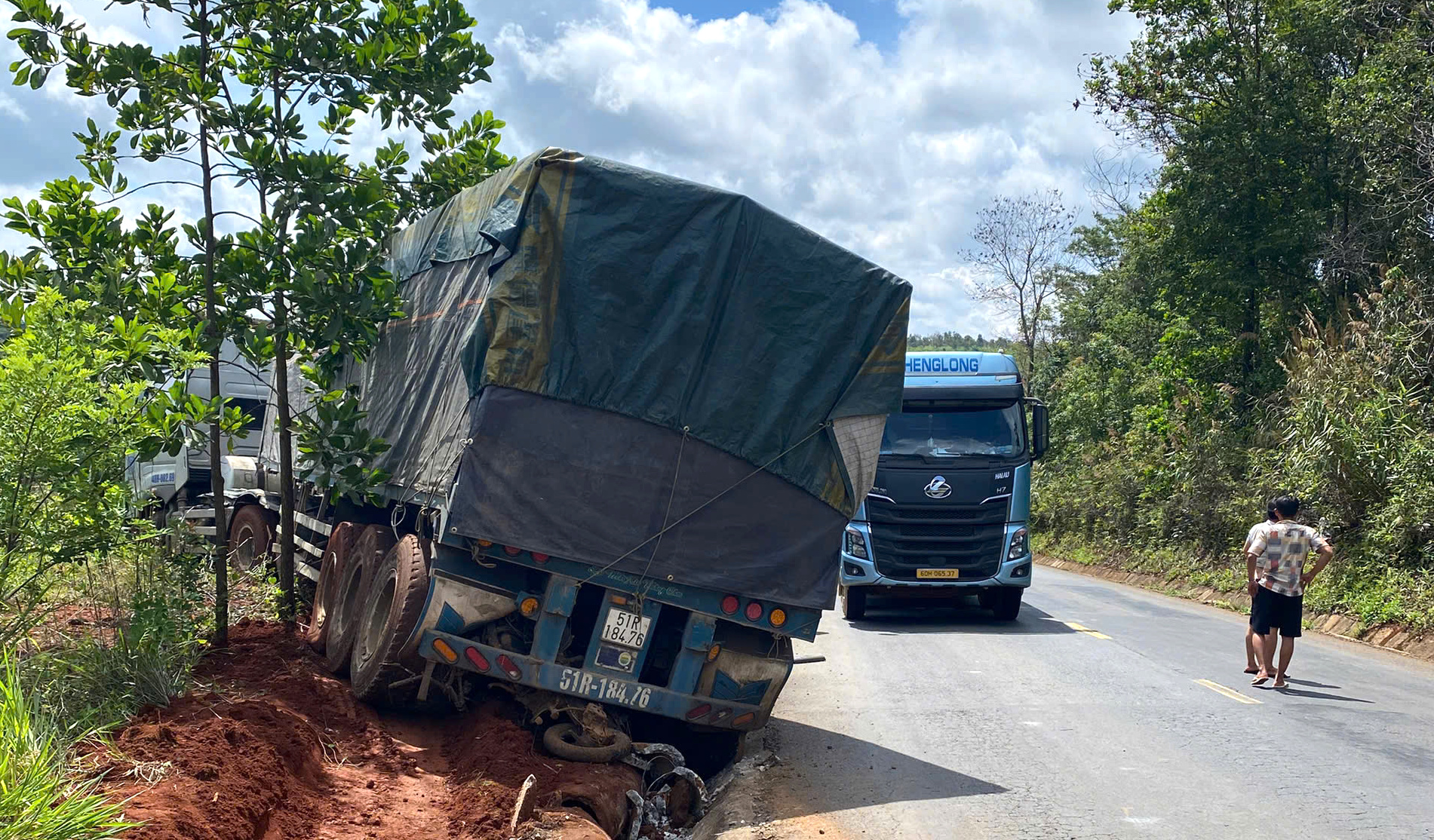 Tai nạn liên hoàn ở Đắk Nông, tài xế xe đầu kéo và xe máy tử vong tại chỗ- Ảnh 5. Tai nạn liên hoàn ở Đắk Nông, tài xế xe đầu kéo và xe máy tử vong tại chỗ- Ảnh 5.