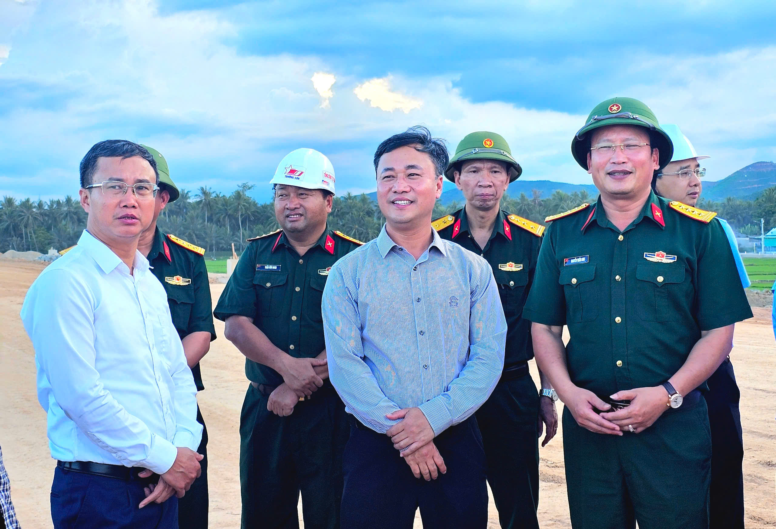 Thứ trưởng Bộ Xây dựng: Nỗ lực thông tuyến cao tốc Hoài Nhơn - Quy Nhơn trước 19/8- Ảnh 1. Thứ trưởng Bộ Xây dựng: Nỗ lực thông tuyến cao tốc Hoài Nhơn - Quy Nhơn trước 19/8- Ảnh 1.