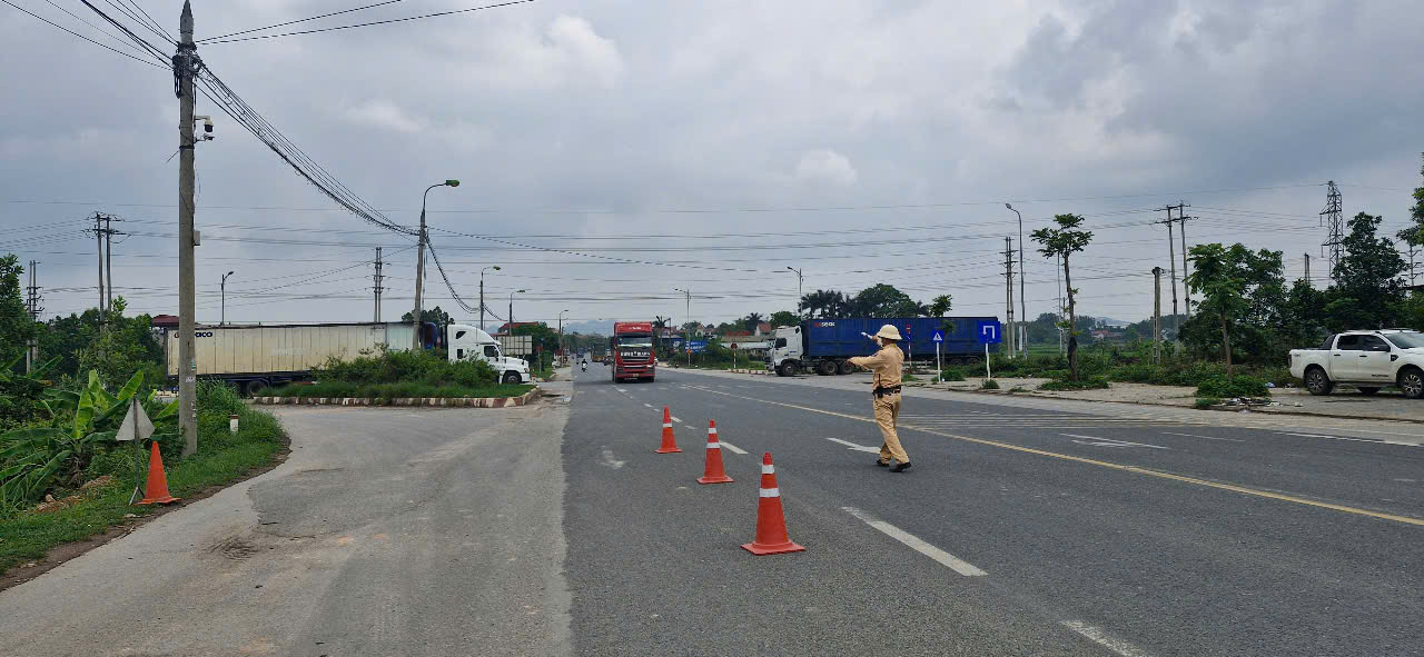 CSGT xử lý nhiều xe quá tải, cơi nới thành thùng tại Bắc Giang- Ảnh 3. CSGT xử lý nhiều xe quá tải, cơi nới thành thùng tại Bắc Giang- Ảnh 3.
