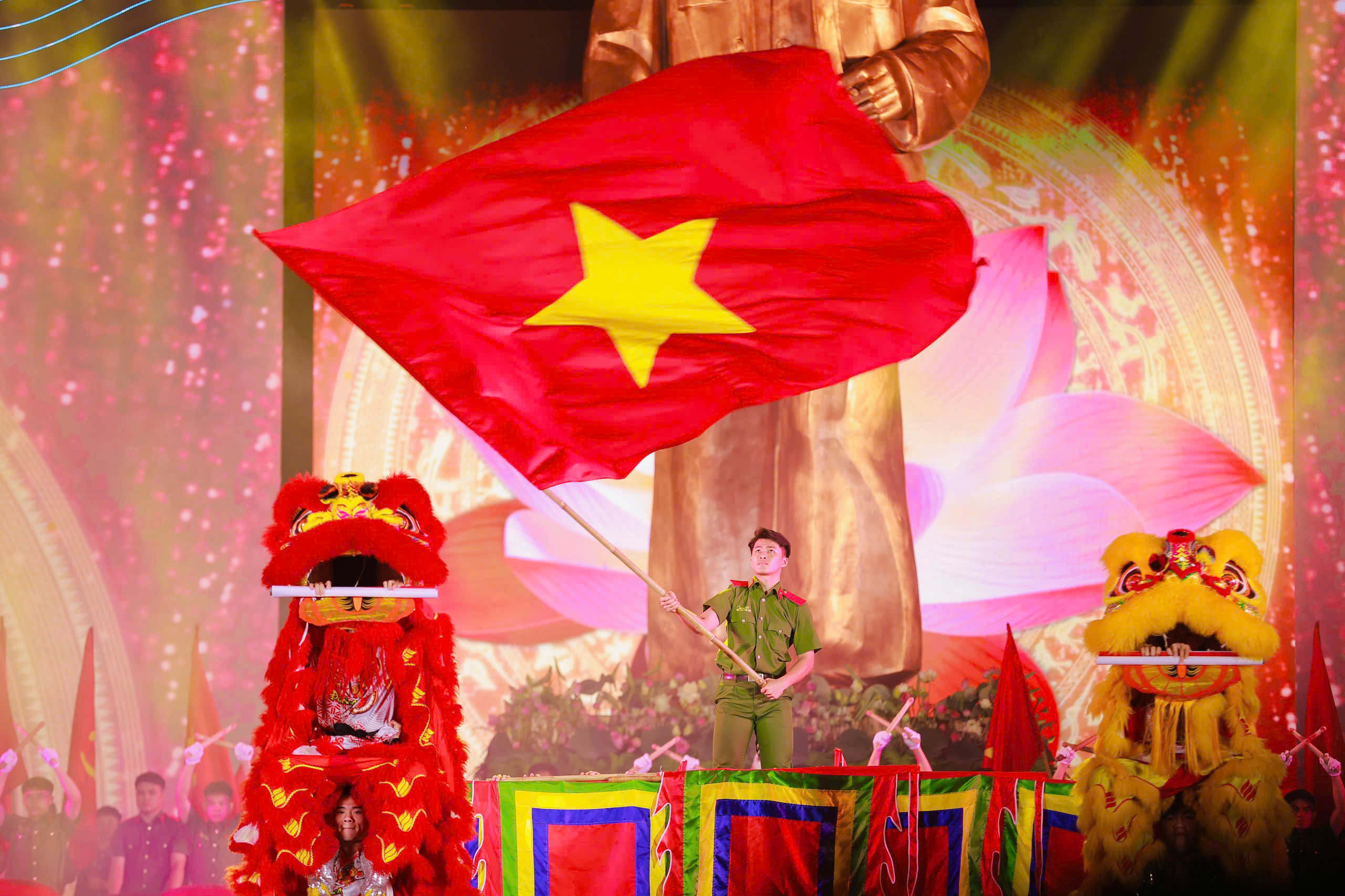 Khai mạc Lễ hội Làng Sen năm 2025 và khánh thành tượng đài “Bác Hồ về thăm quê”- Ảnh 11. Khai mạc Lễ hội Làng Sen năm 2025 và khánh thành tượng đài “Bác Hồ về thăm quê”- Ảnh 11.