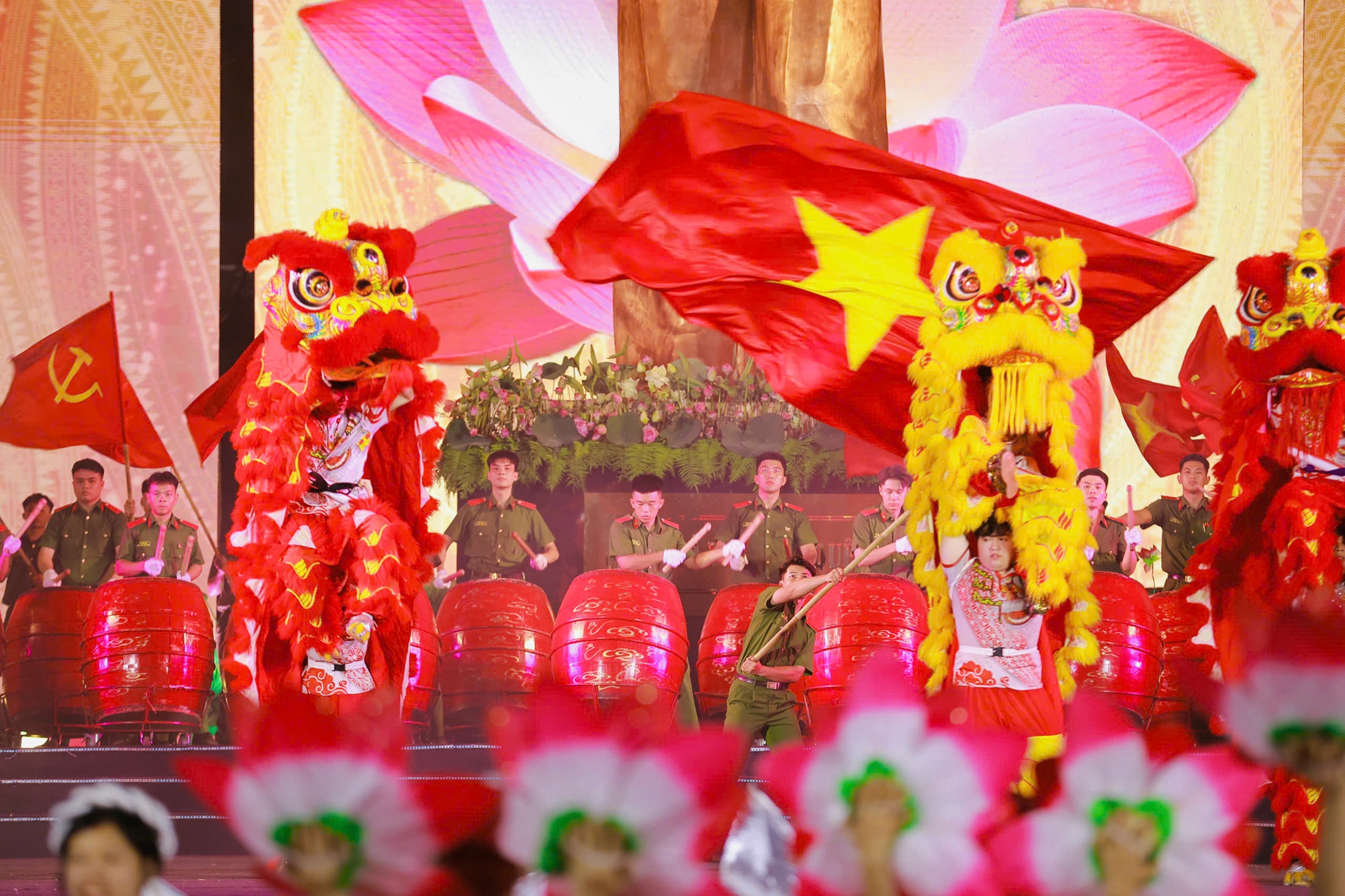 Khai mạc Lễ hội Làng Sen năm 2025 và khánh thành tượng đài “Bác Hồ về thăm quê”- Ảnh 10. Khai mạc Lễ hội Làng Sen năm 2025 và khánh thành tượng đài “Bác Hồ về thăm quê”- Ảnh 10.