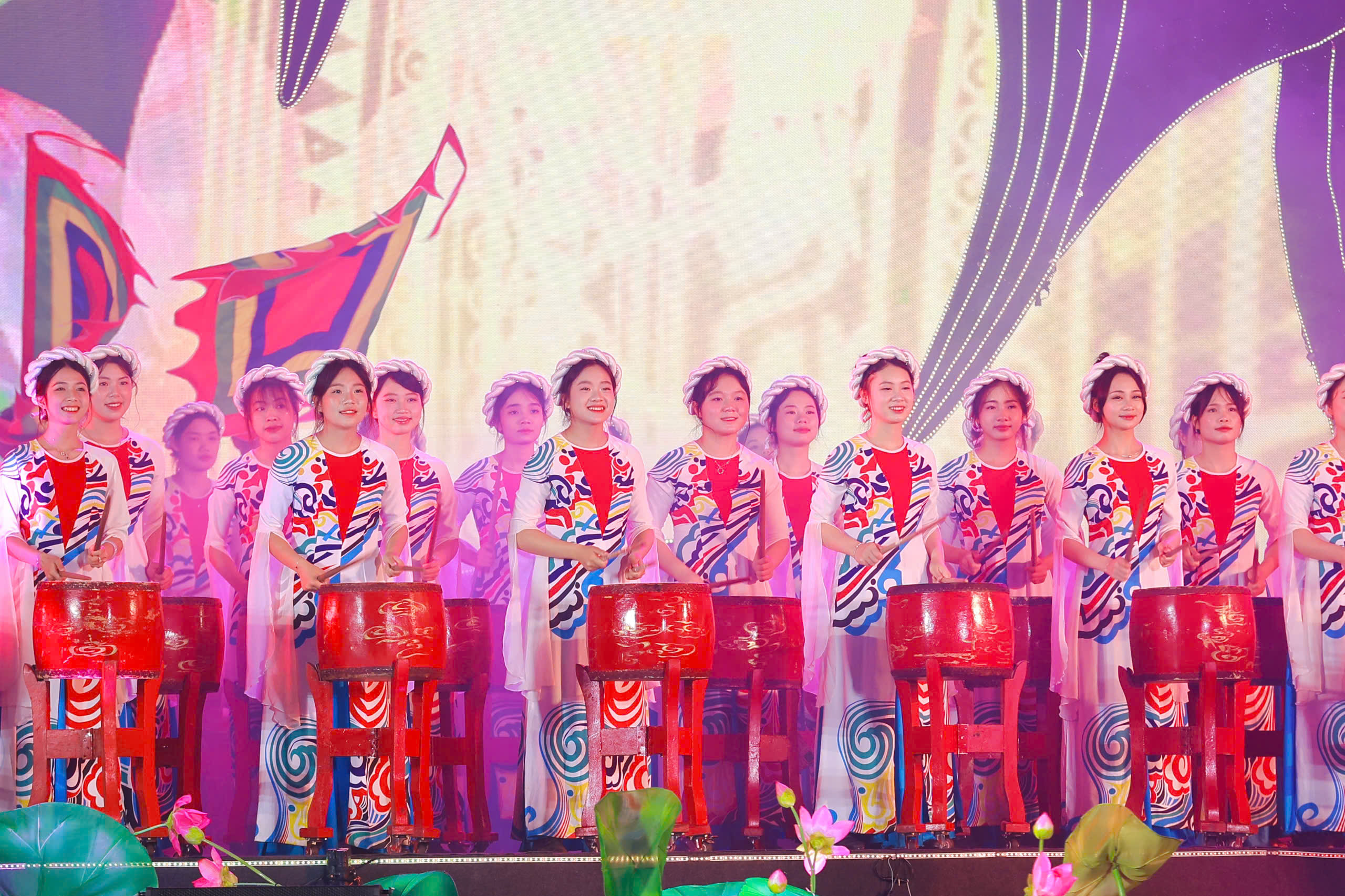 Khai mạc Lễ hội Làng Sen năm 2025 và khánh thành tượng đài “Bác Hồ về thăm quê”- Ảnh 15. Khai mạc Lễ hội Làng Sen năm 2025 và khánh thành tượng đài “Bác Hồ về thăm quê”- Ảnh 15.