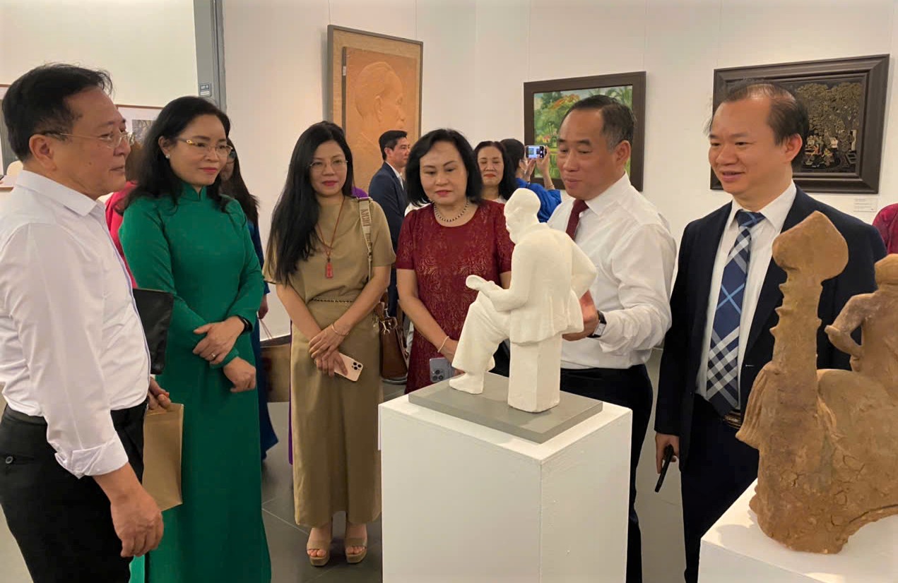 Khắc họa hình ảnh Bác Hồ trong các tác phẩm mỹ thuật- Ảnh 6. Khắc họa hình ảnh Bác Hồ trong các tác phẩm mỹ thuật- Ảnh 6.