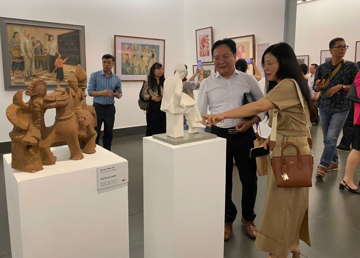 Khắc họa hình ảnh Bác Hồ trong các tác phẩm mỹ thuật- Ảnh 7. Khắc họa hình ảnh Bác Hồ trong các tác phẩm mỹ thuật- Ảnh 7.