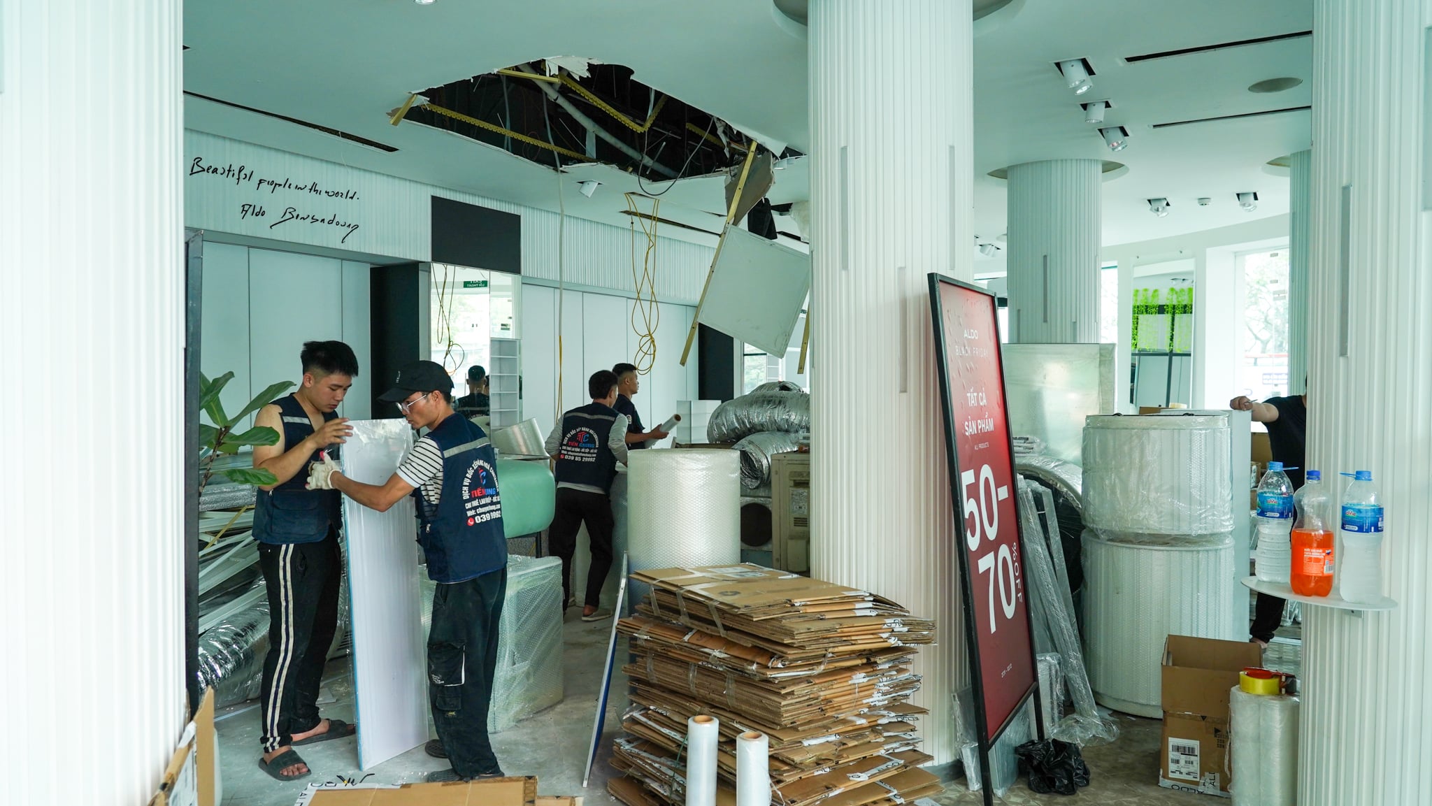 Hà Nội: Phó chủ tịch quận Hoàn Kiếm lý giải lùi thời gian phá dỡ tòa nhà “Hàm cá mập”- Ảnh 2. Hà Nội: Phó chủ tịch quận Hoàn Kiếm lý giải lùi thời gian phá dỡ tòa nhà “Hàm cá mập”- Ảnh 2.