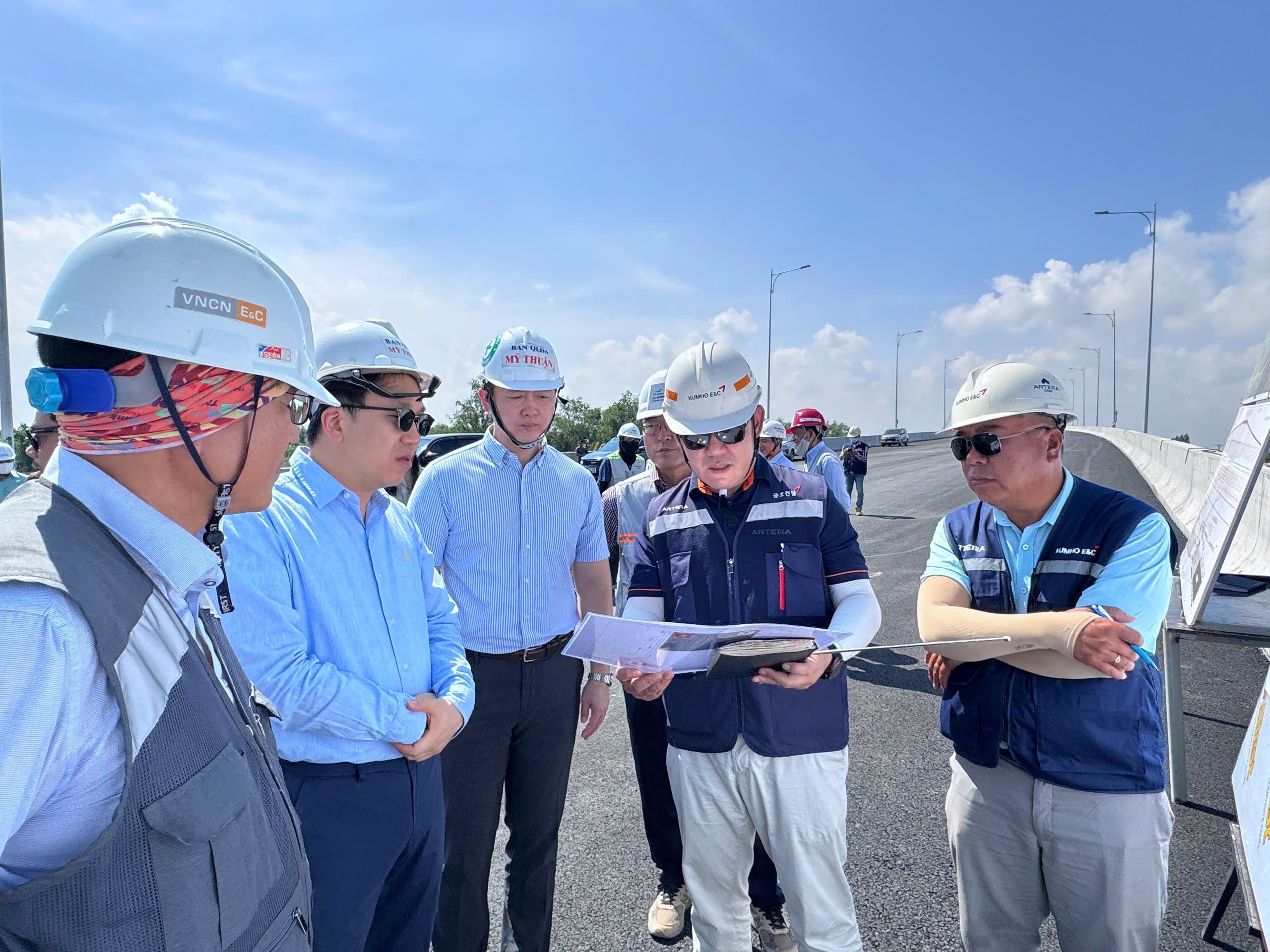 Cầu Nhơn Trạch cán mốc 98%: Tăng tốc 30 ngày đêm về đích đúng hẹn- Ảnh 4. Cầu Nhơn Trạch cán mốc 98%: Tăng tốc 30 ngày đêm về đích đúng hẹn- Ảnh 4.