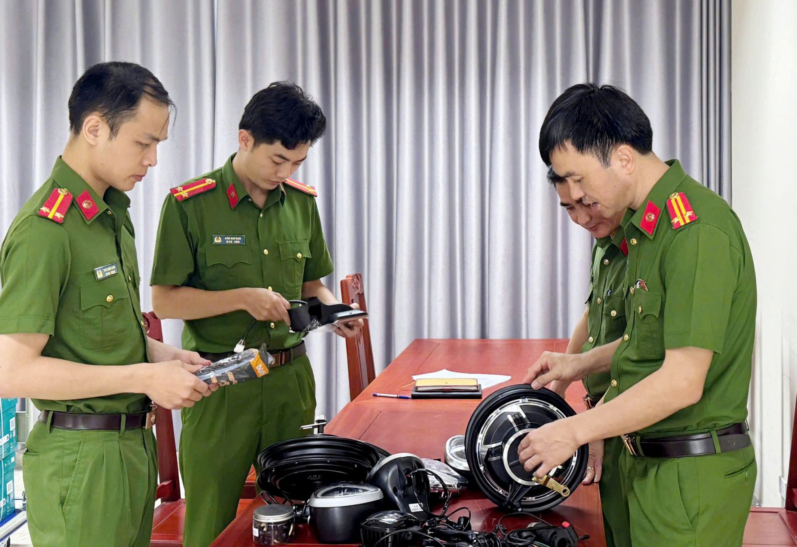 Danh tính kẻ cầm đầu đường dây buôn lậu bình ắc quy, phụ tùng xe điện vừa bị bắt- Ảnh 1. Danh tính kẻ cầm đầu đường dây buôn lậu bình ắc quy, phụ tùng xe điện vừa bị bắt- Ảnh 1.