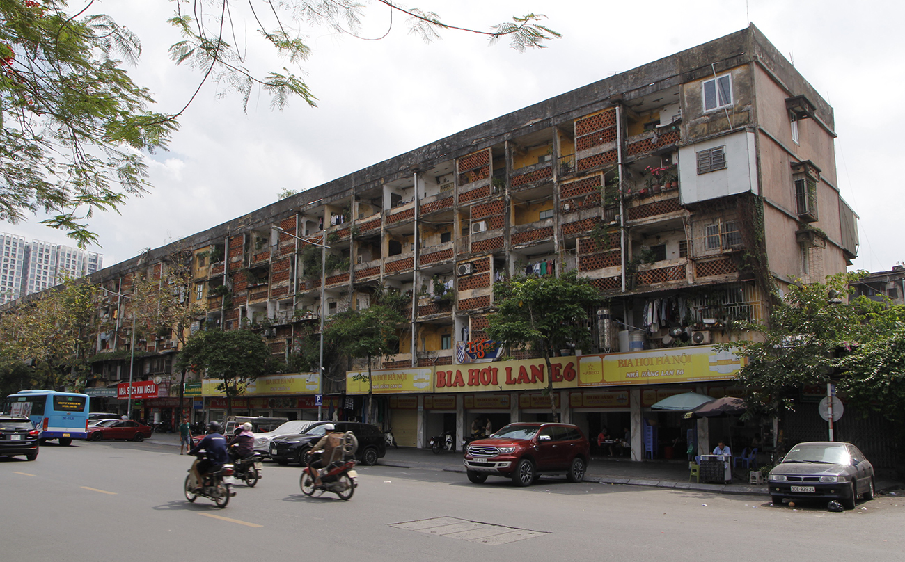 Hà Nội cần thực hiện nhiều giải pháo đồng bộ và quyết liệt để giải quyết dứt điểm tình trạng lấn chiếm không gian công cộng tại các khu chung cư. Hà Nội cần thực hiện nhiều giải pháo đồng bộ và quyết liệt để giải quyết dứt điểm tình trạng lấn chiếm không gian công cộng tại các khu chung cư.