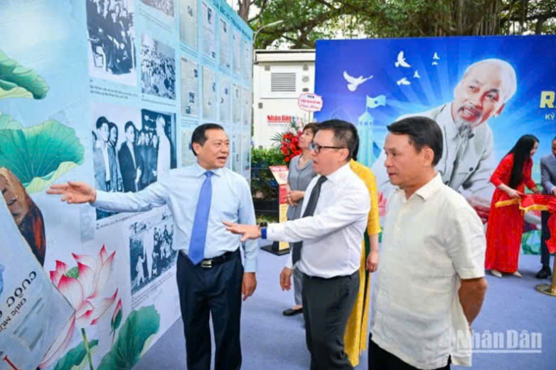 Báo Nhân Dân triển lãm và ra mắt ấn phẩm đặc biệt kỷ niệm ngày sinh Chủ tịch Hồ Chí Minh- Ảnh 2. Báo Nhân Dân triển lãm và ra mắt ấn phẩm đặc biệt kỷ niệm ngày sinh Chủ tịch Hồ Chí Minh- Ảnh 2.