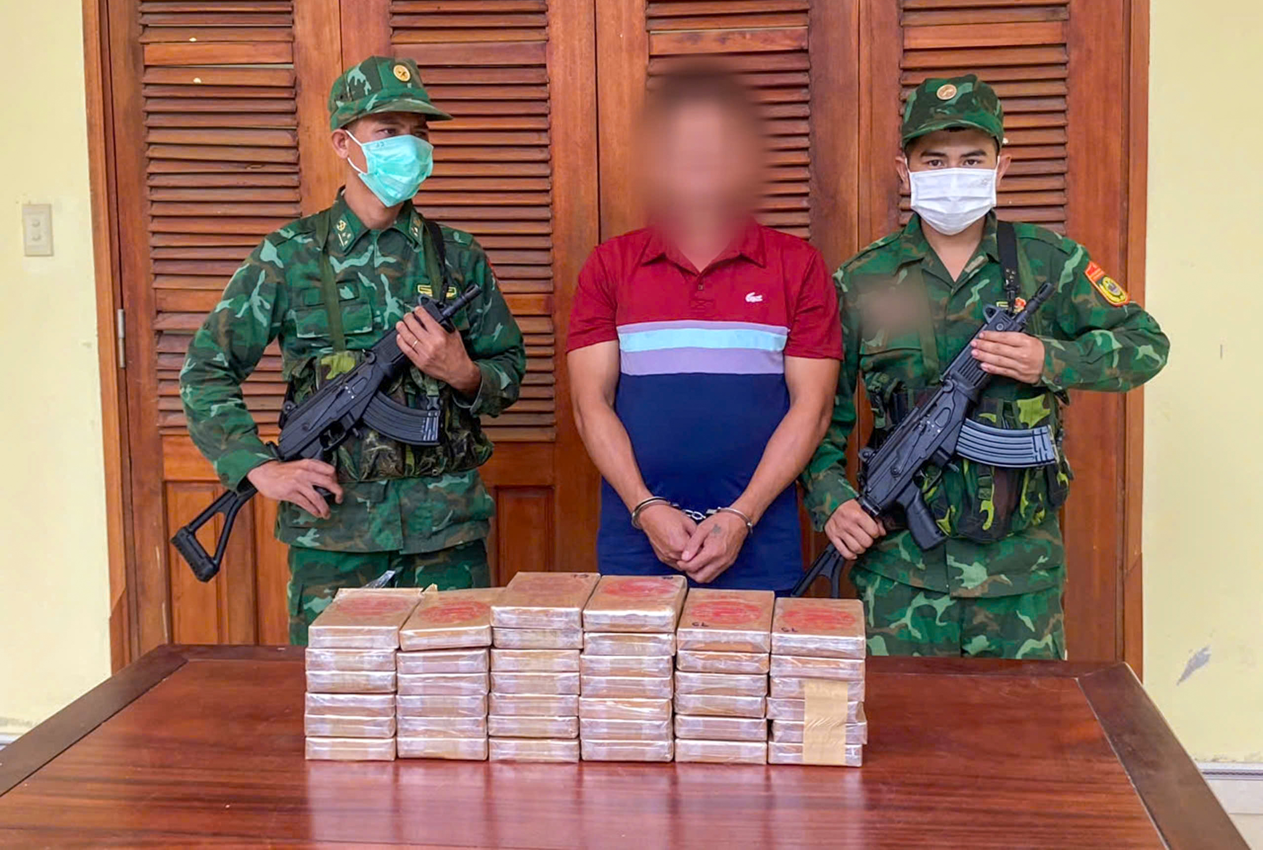 Bắt đối tượng vận chuyển 38 bánh heroin từ Lào về Việt Nam- Ảnh 1. Bắt đối tượng vận chuyển 38 bánh heroin từ Lào về Việt Nam- Ảnh 1.
