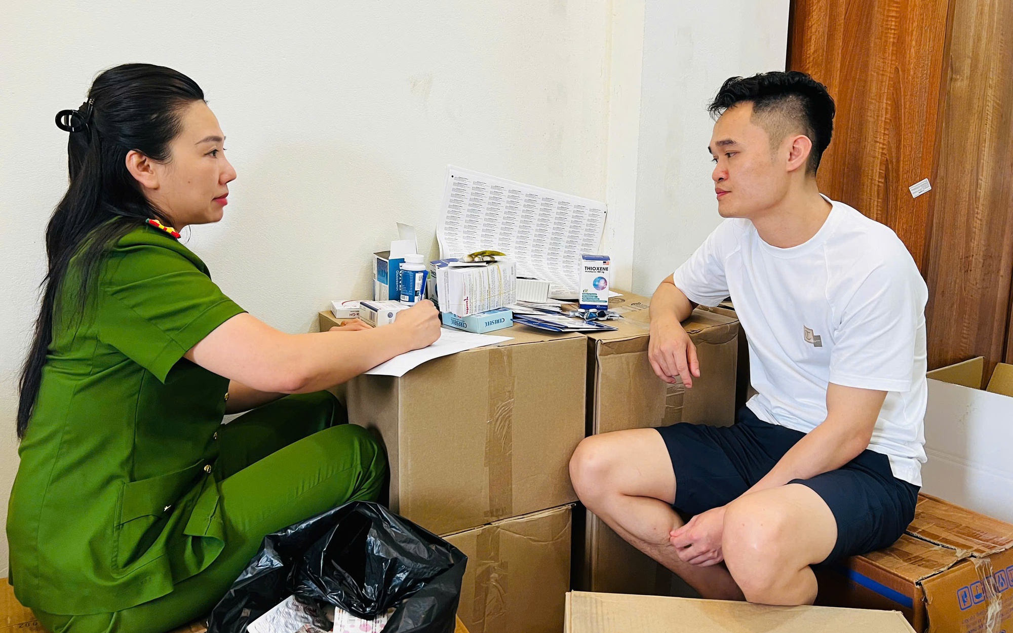 Phát hiện hơn 1 vạn hộp thực phẩm chức năng Mộc Can thổi phồng công dụng- Ảnh 3. Tạm giữ hình sự dược sĩ sản xuất, buôn bán hơn 100 tấn thực phẩm chức năng giả