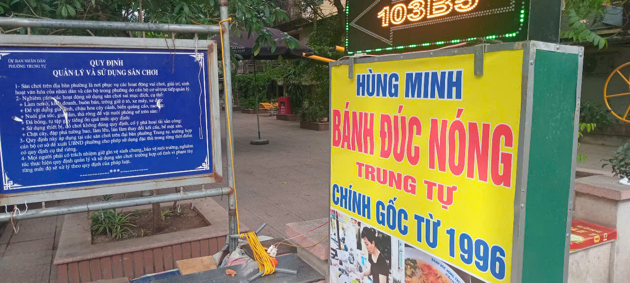 Biển hiệu quảng cáo của các hàng quán che lấp cả bảng quy định của sân chơi Biển hiệu quảng cáo của các hàng quán che lấp cả bảng quy định của sân chơi