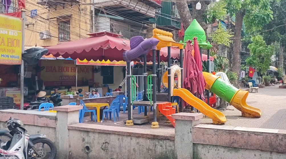 Tình trạng lấn chiếm không gian sinh hoạt công cộng tại các khu chung cư cũ ở Hà Nội vẫn chưa bị dẹp bỏ. Tình trạng lấn chiếm không gian sinh hoạt công cộng tại các khu chung cư cũ ở Hà Nội vẫn chưa bị dẹp bỏ.