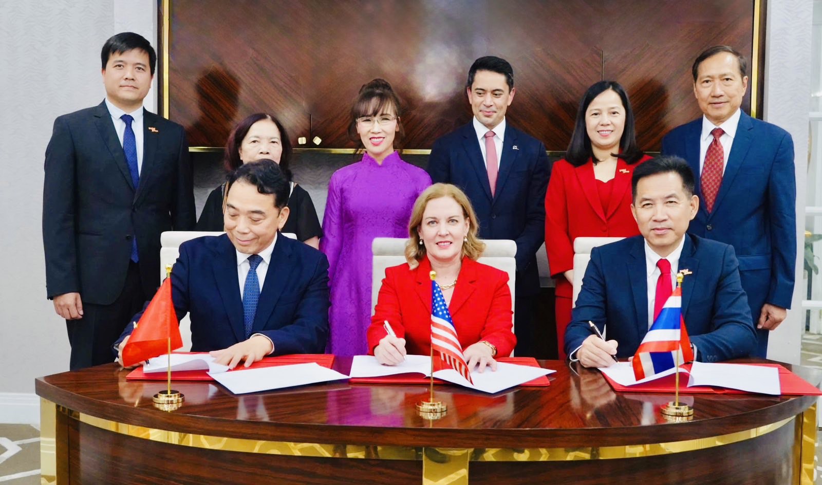 Vietjet và Boeing ký thỏa thuận chuyển giao 50 tàu bay Boeing cho Vietjet Thái Lan- Ảnh 1. Vietjet và Boeing ký thỏa thuận chuyển giao 50 tàu bay Boeing cho Vietjet Thái Lan- Ảnh 1.