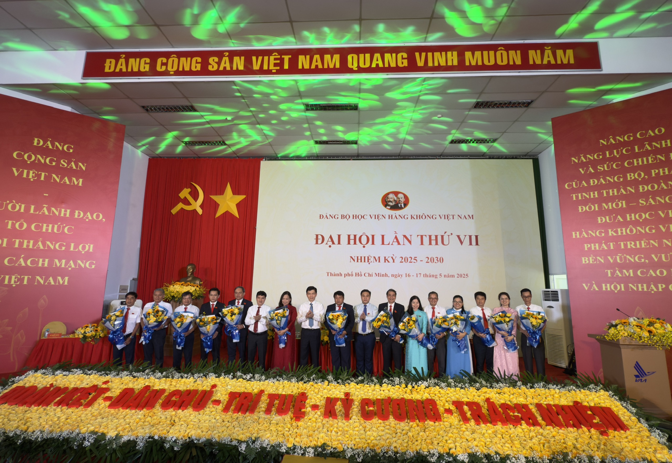 Đại hội Đảng bộ Học viện hàng không VN: Xác định mục tiêu, giải pháp đổi mới đào tạo- Ảnh 3. Đại hội Đảng bộ Học viện hàng không VN: Xác định mục tiêu, giải pháp đổi mới đào tạo- Ảnh 3.