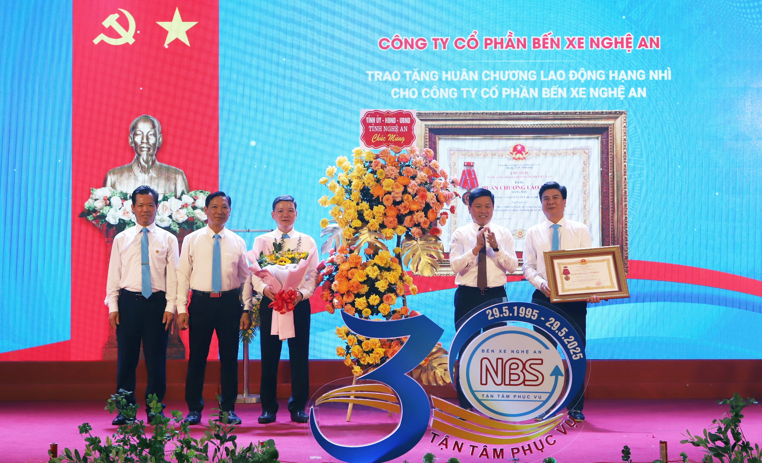 Công ty CP Bến xe Nghệ An được tặng Huân chương Lao động hạng Nhì- Ảnh 1. Công ty CP Bến xe Nghệ An được tặng Huân chương Lao động hạng Nhì- Ảnh 1.