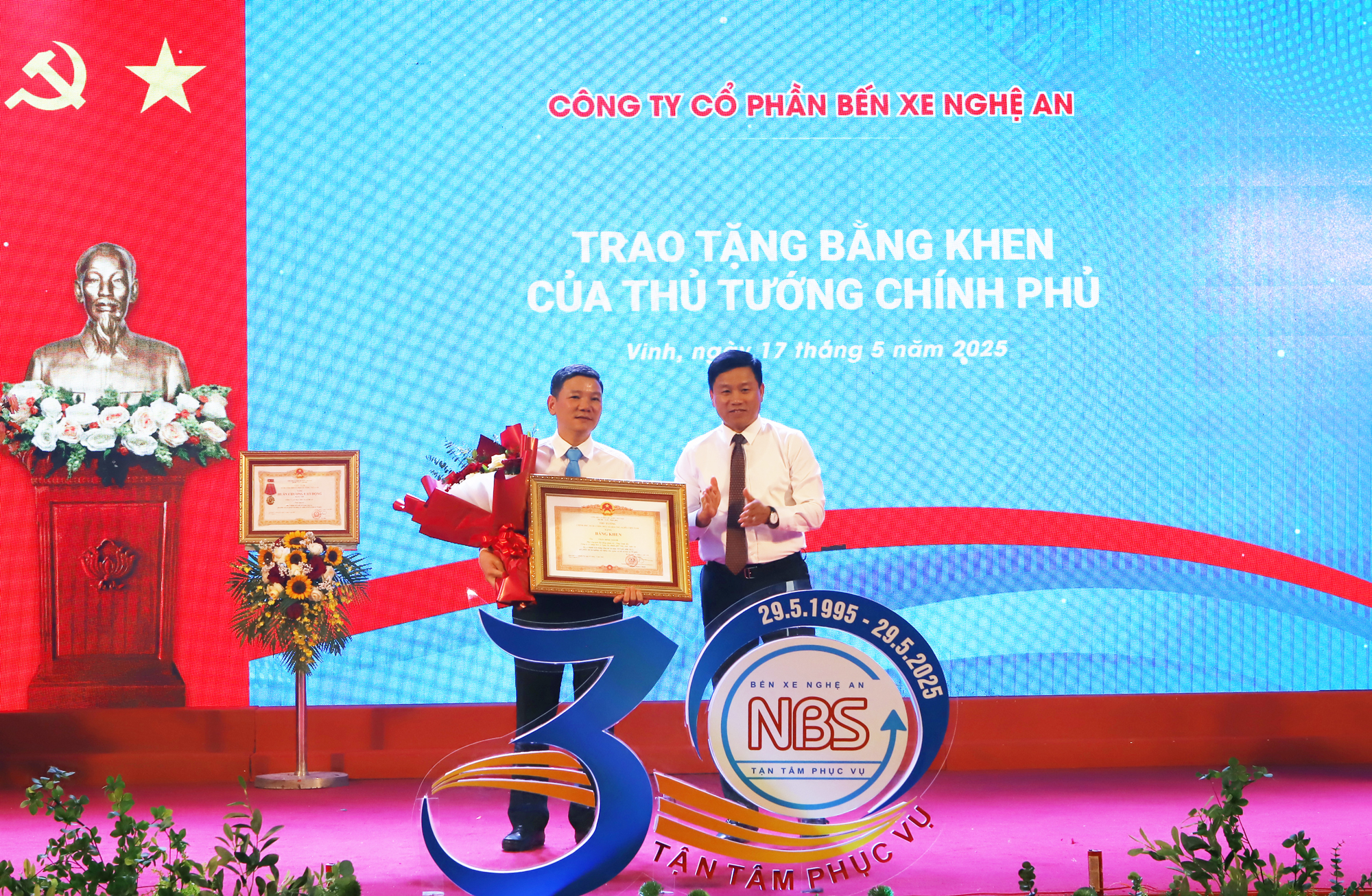 Công ty CP Bến xe Nghệ An được tặng Huân chương Lao động hạng Nhì- Ảnh 4. Công ty CP Bến xe Nghệ An được tặng Huân chương Lao động hạng Nhì- Ảnh 4.