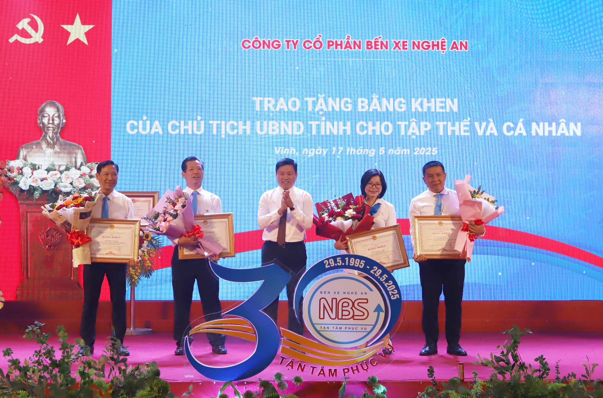 Công ty CP Bến xe Nghệ An được tặng Huân chương Lao động hạng Nhì- Ảnh 5. Công ty CP Bến xe Nghệ An được tặng Huân chương Lao động hạng Nhì- Ảnh 5.