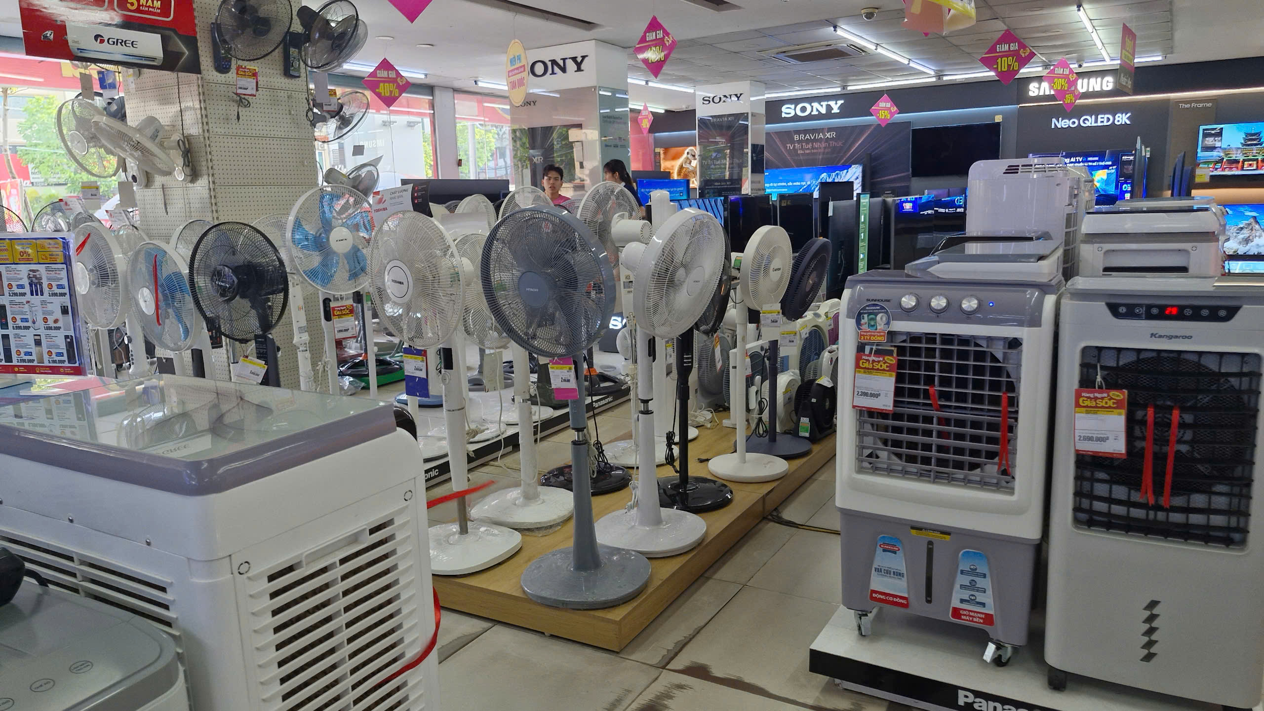 Giá điện tăng đúng vụ hè, người tiêu dùng đổ xô mua thiết bị tiết kiệm điện- Ảnh 1. Giá điện tăng đúng vụ hè, người tiêu dùng đổ xô mua thiết bị tiết kiệm điện- Ảnh 1.