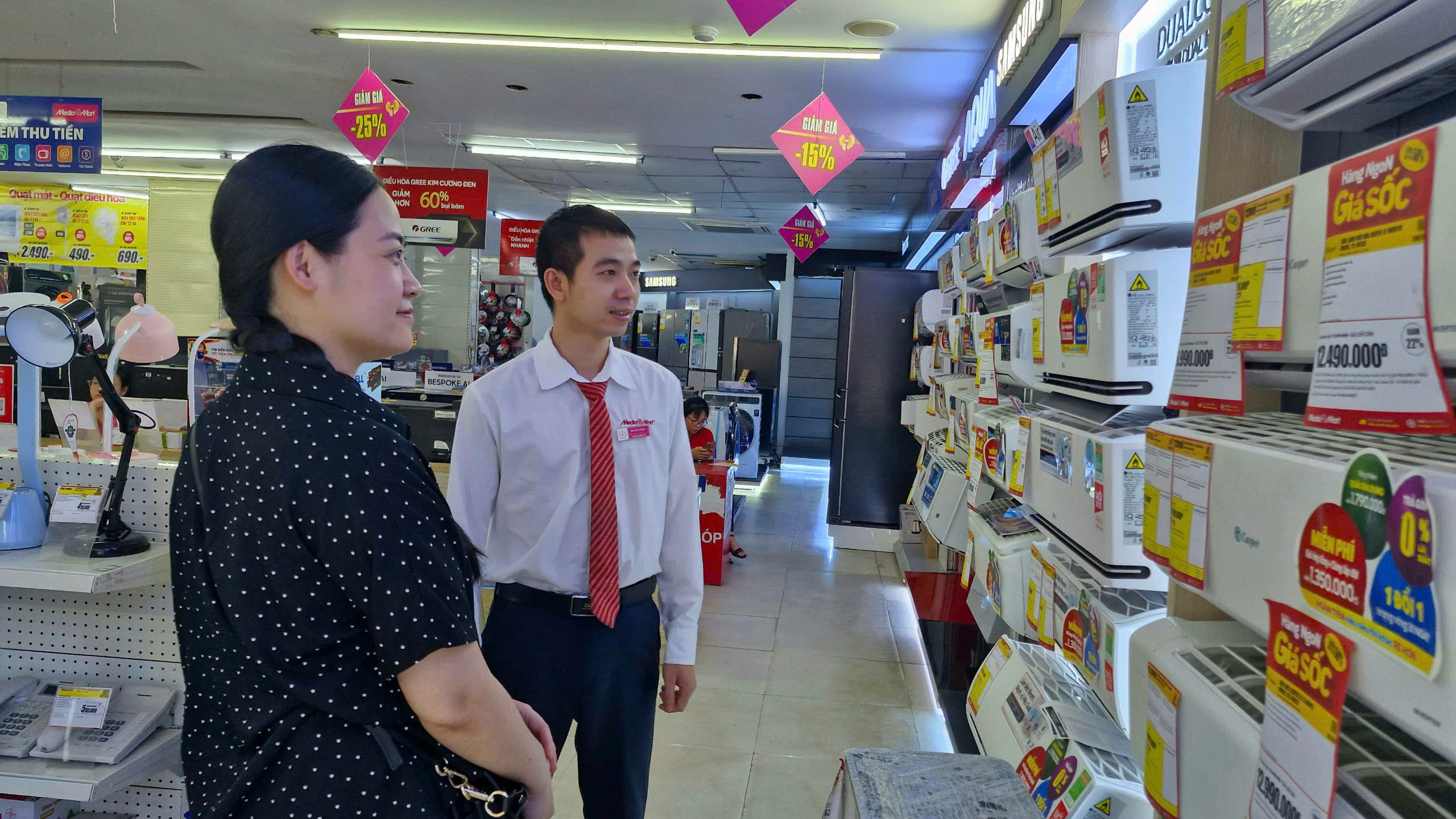 Giá điện tăng đúng vụ hè, người tiêu dùng đổ xô mua thiết bị tiết kiệm điện- Ảnh 2. Giá điện tăng đúng vụ hè, người tiêu dùng đổ xô mua thiết bị tiết kiệm điện- Ảnh 2.