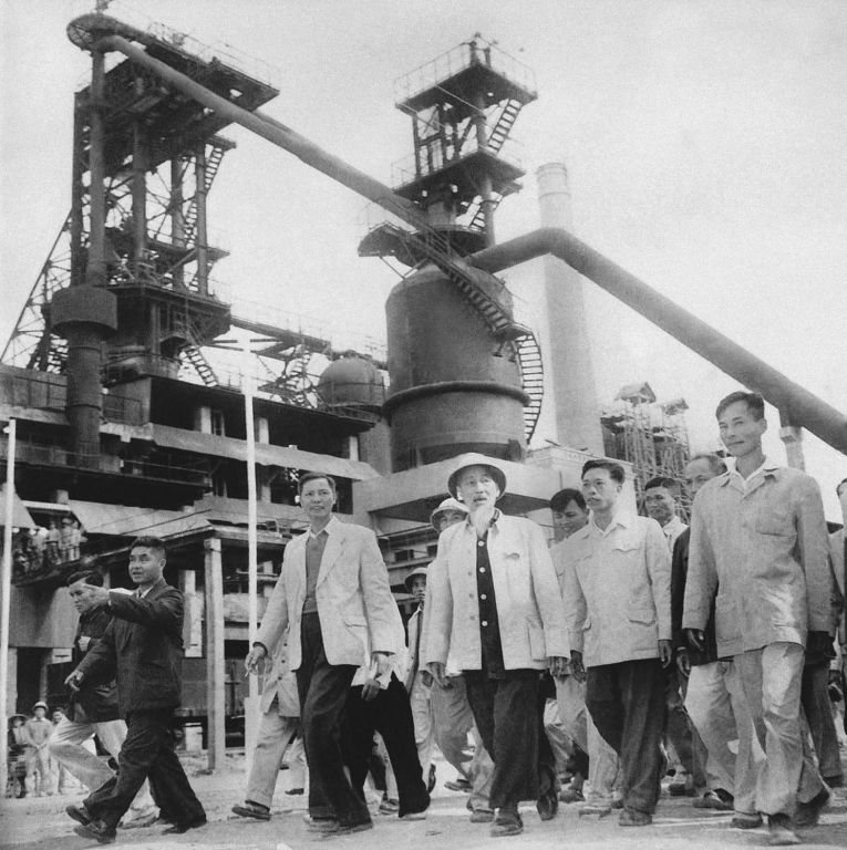 Học Bác, làm theo Bác để vững bước vào kỷ nguyên vươn mình- Ảnh 2. Học Bác, làm theo Bác để vững bước vào kỷ nguyên vươn mình- Ảnh 2.