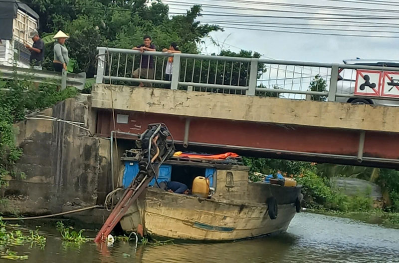 Hiện trường vụ tai nạn khiến người đàn ông lái ghe tử vong tại chỗ. Hiện trường vụ tai nạn khiến người đàn ông lái ghe tử vong tại chỗ.