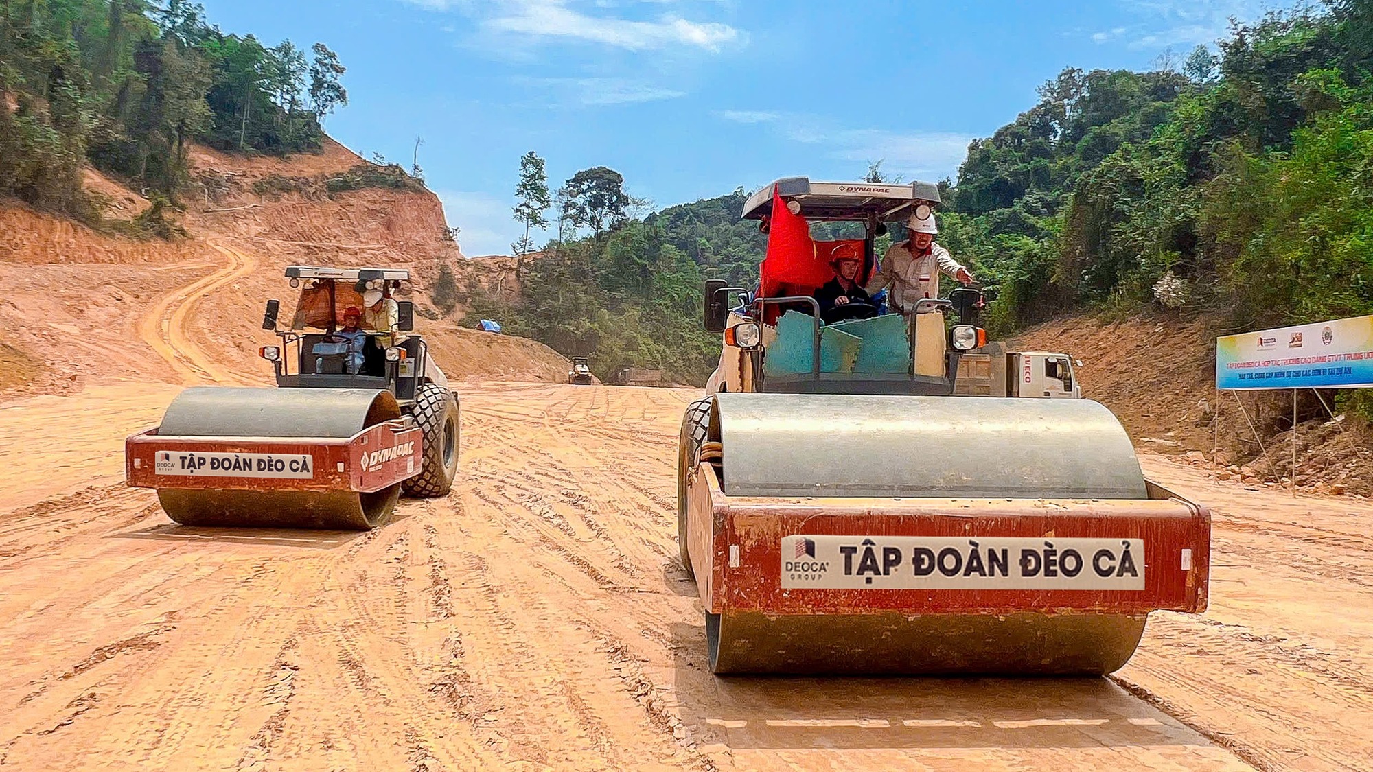 Giải bài toán "thừa thầy, thiếu thợ" trên công trường giao thông lớn- Ảnh 1. Giải bài toán "thừa thầy, thiếu thợ" trên công trường giao thông lớn- Ảnh 1.