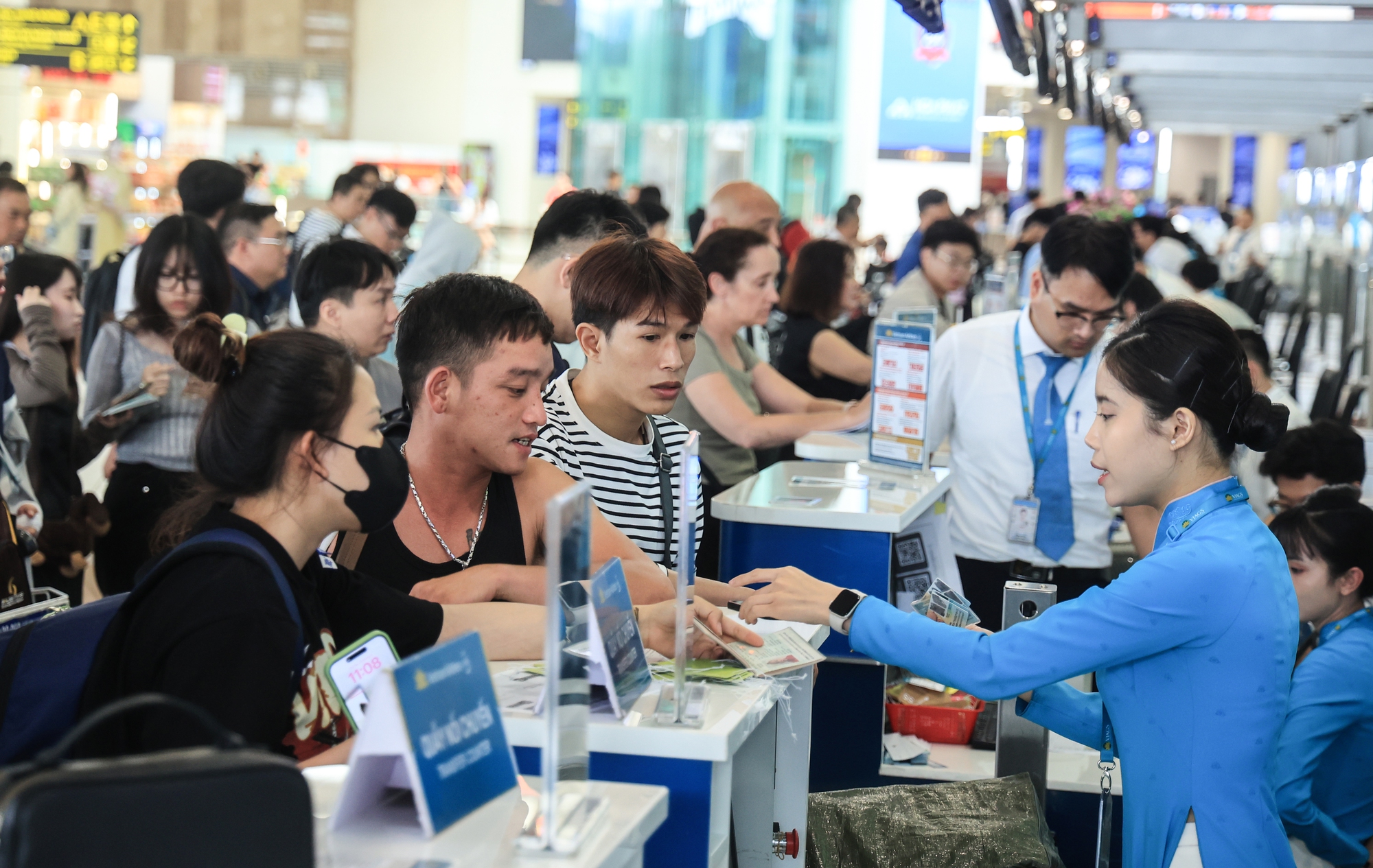 Hơn 153.000 khách bay trong ngày 2/5- Ảnh 1. Hơn 153.000 khách bay trong ngày 2/5- Ảnh 1.