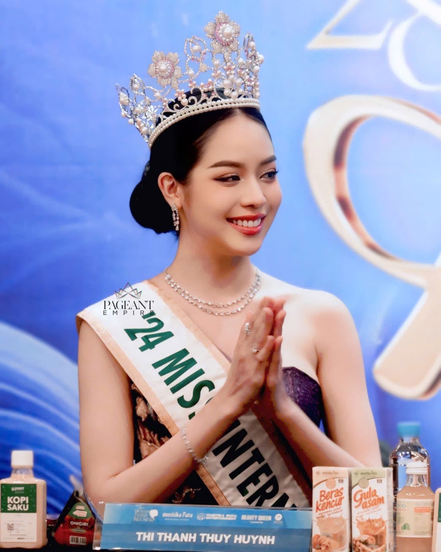 Hoa hậu Thanh Thuỷ gặp các nhan sắc quốc tế tại đêm chung kết Puteri Indonesia 2025- Ảnh 1. Hoa hậu Thanh Thuỷ gặp các nhan sắc quốc tế tại đêm chung kết Puteri Indonesia 2025- Ảnh 1.
