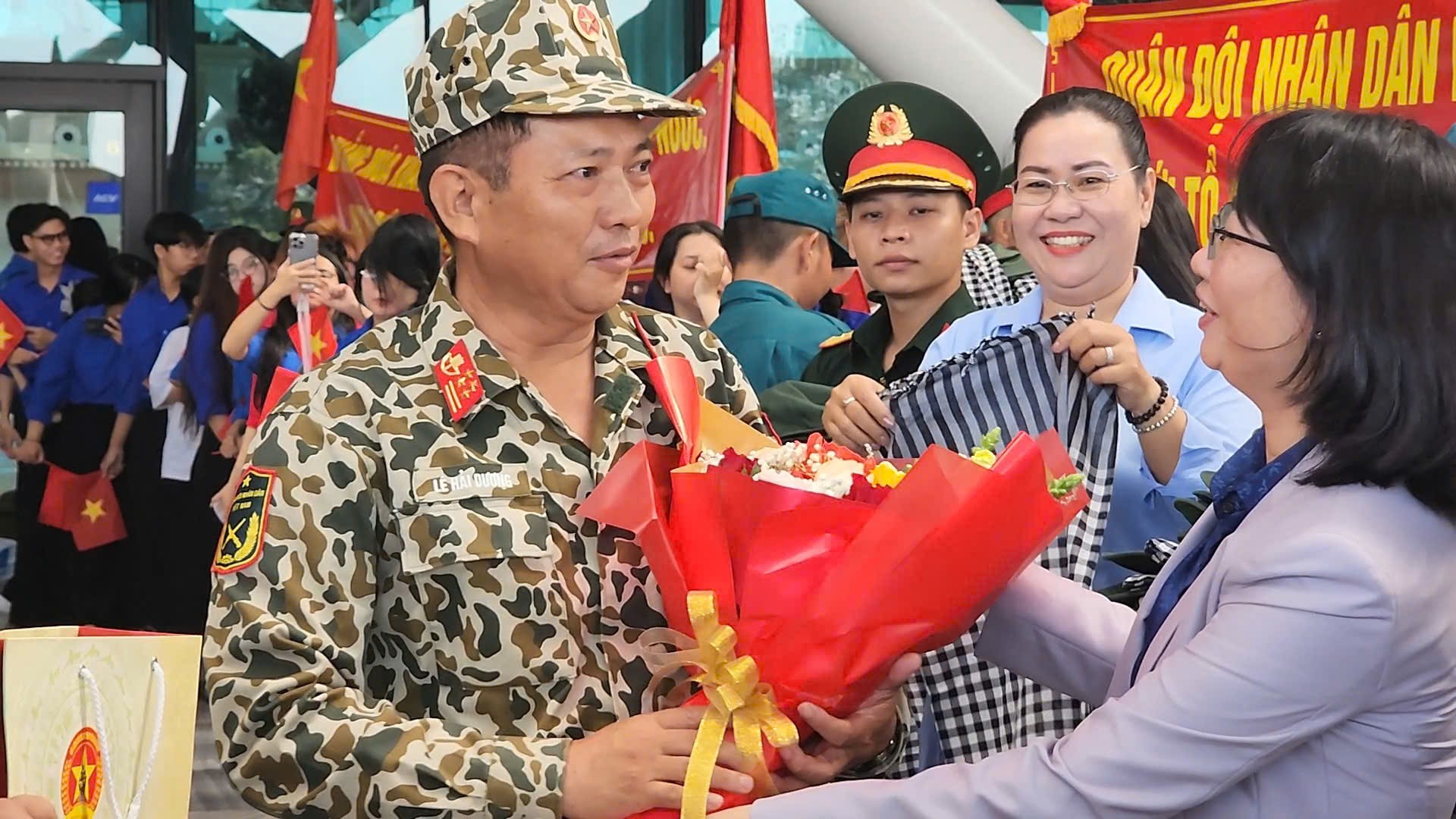 Xúc động tiễn các chiến sĩ diễu binh rời TP.HCM sau lễ kỷ niệm 50 năm Giải phóng miền Nam- Ảnh 9. Xúc động tiễn các chiến sĩ diễu binh rời TP.HCM sau lễ kỷ niệm 50 năm Giải phóng miền Nam- Ảnh 9.