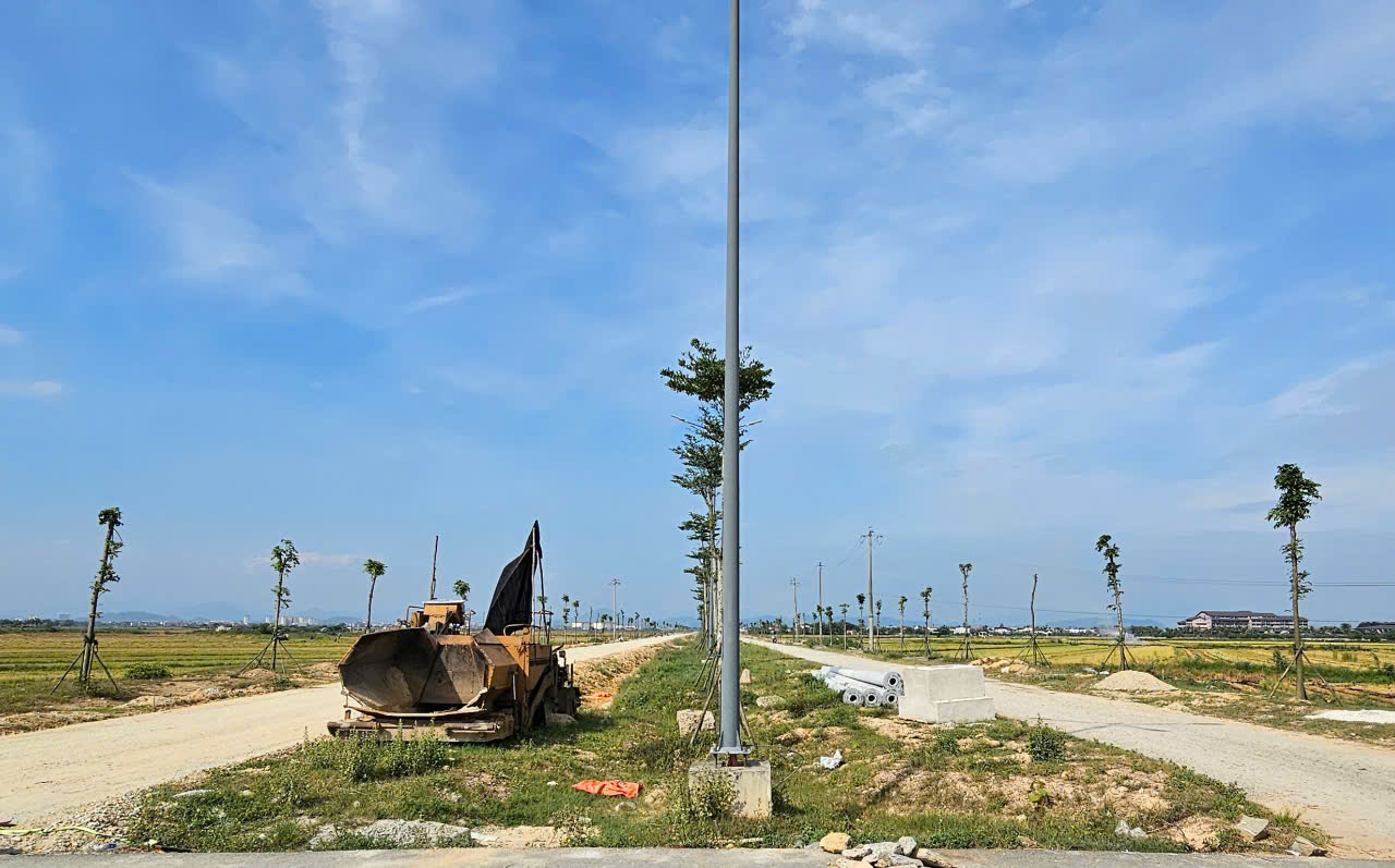 Tuyến đường 5km ở Huế thi công 7 năm chưa xong: Nhà thầu cam kết về đích trước 30/7- Ảnh 4. Tuyến đường 5km ở Huế thi công 7 năm chưa xong: Nhà thầu cam kết về đích trước 30/7- Ảnh 4.