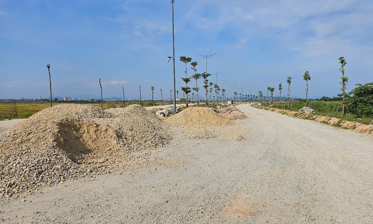 Tuyến đường 5km ở Huế thi công 7 năm chưa xong: Nhà thầu cam kết về đích trước 30/7- Ảnh 5. Tuyến đường 5km ở Huế thi công 7 năm chưa xong: Nhà thầu cam kết về đích trước 30/7- Ảnh 5.