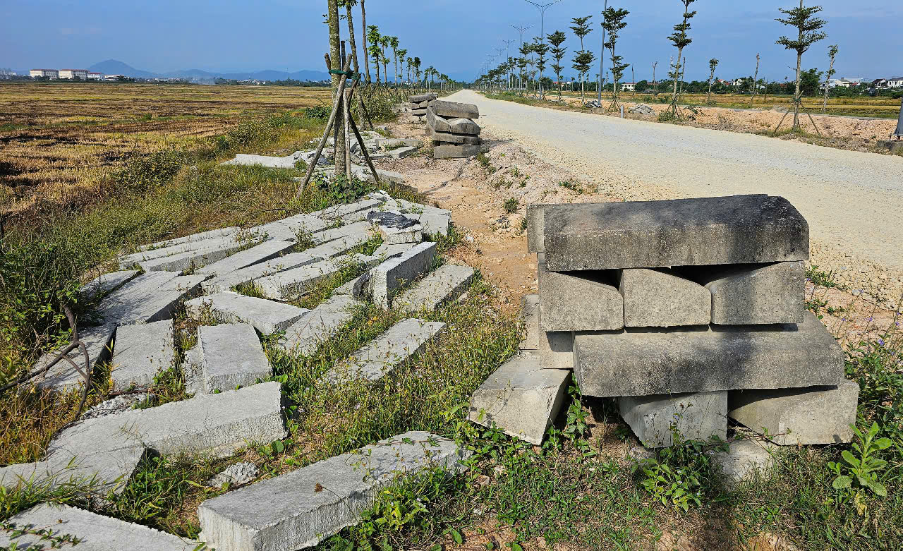 Tuyến đường 5km ở Huế thi công 7 năm chưa xong: Nhà thầu cam kết về đích trước 30/7- Ảnh 6. Tuyến đường 5km ở Huế thi công 7 năm chưa xong: Nhà thầu cam kết về đích trước 30/7- Ảnh 6.