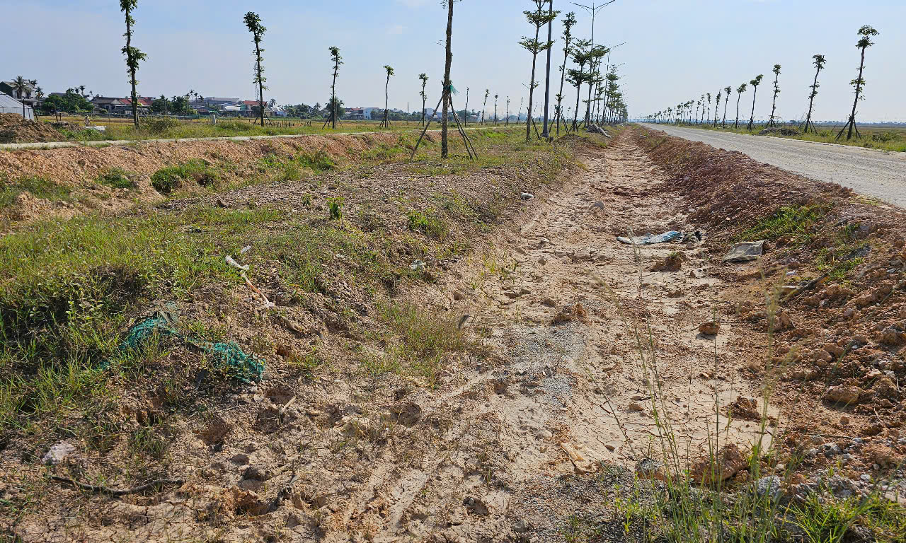 Tuyến đường 5km ở Huế thi công 7 năm chưa xong: Nhà thầu cam kết về đích trước 30/7- Ảnh 12. Tuyến đường 5km ở Huế thi công 7 năm chưa xong: Nhà thầu cam kết về đích trước 30/7- Ảnh 12.