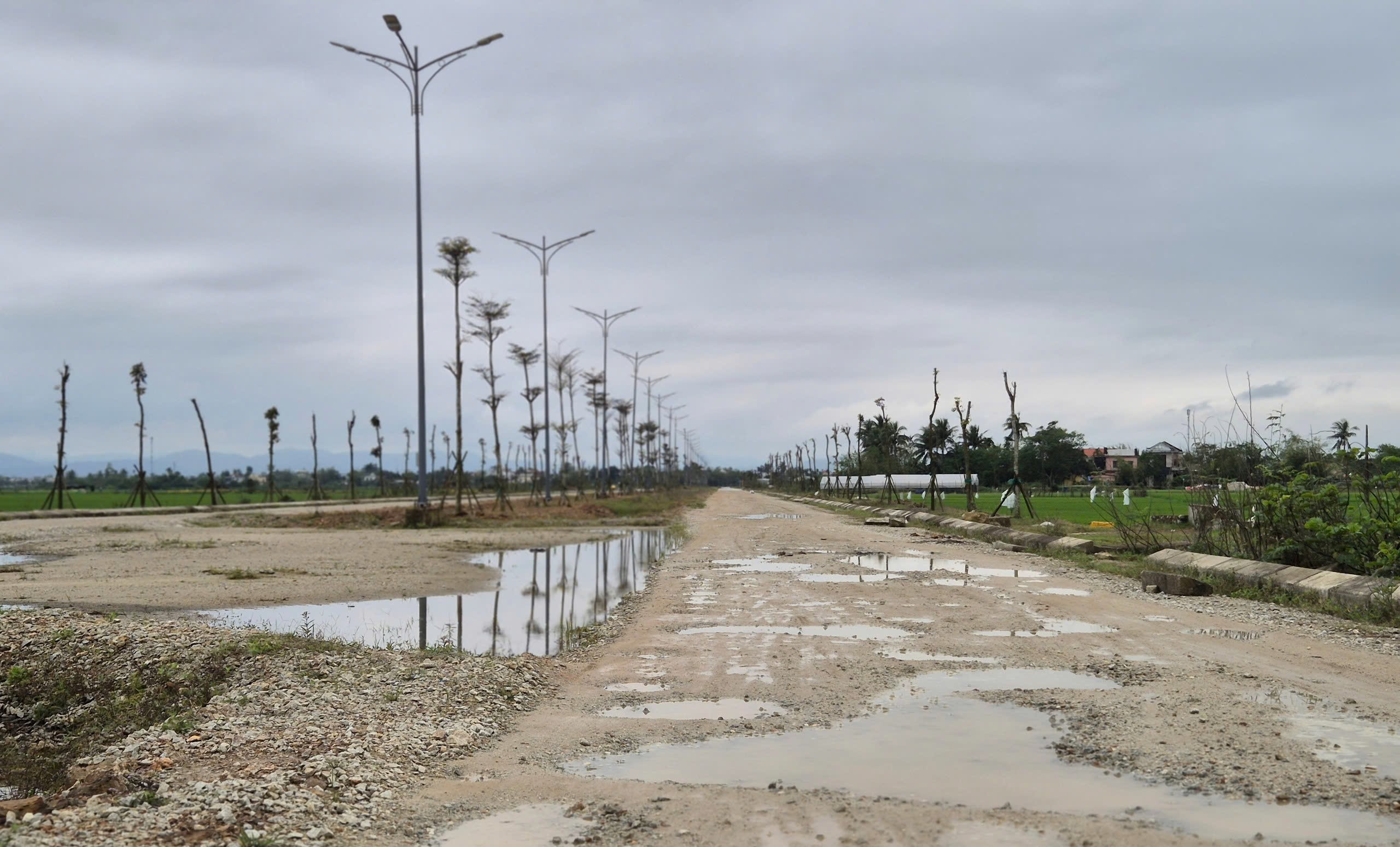 Tuyến đường 5km ở Huế thi công 7 năm chưa xong: Nhà thầu cam kết về đích trước 30/7- Ảnh 9. Tuyến đường 5km ở Huế thi công 7 năm chưa xong: Nhà thầu cam kết về đích trước 30/7- Ảnh 9.