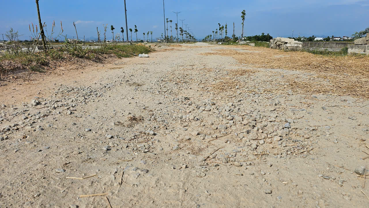 Tuyến đường 5km ở Huế thi công 7 năm chưa xong: Nhà thầu cam kết về đích trước 30/7- Ảnh 7. Tuyến đường 5km ở Huế thi công 7 năm chưa xong: Nhà thầu cam kết về đích trước 30/7- Ảnh 7.
